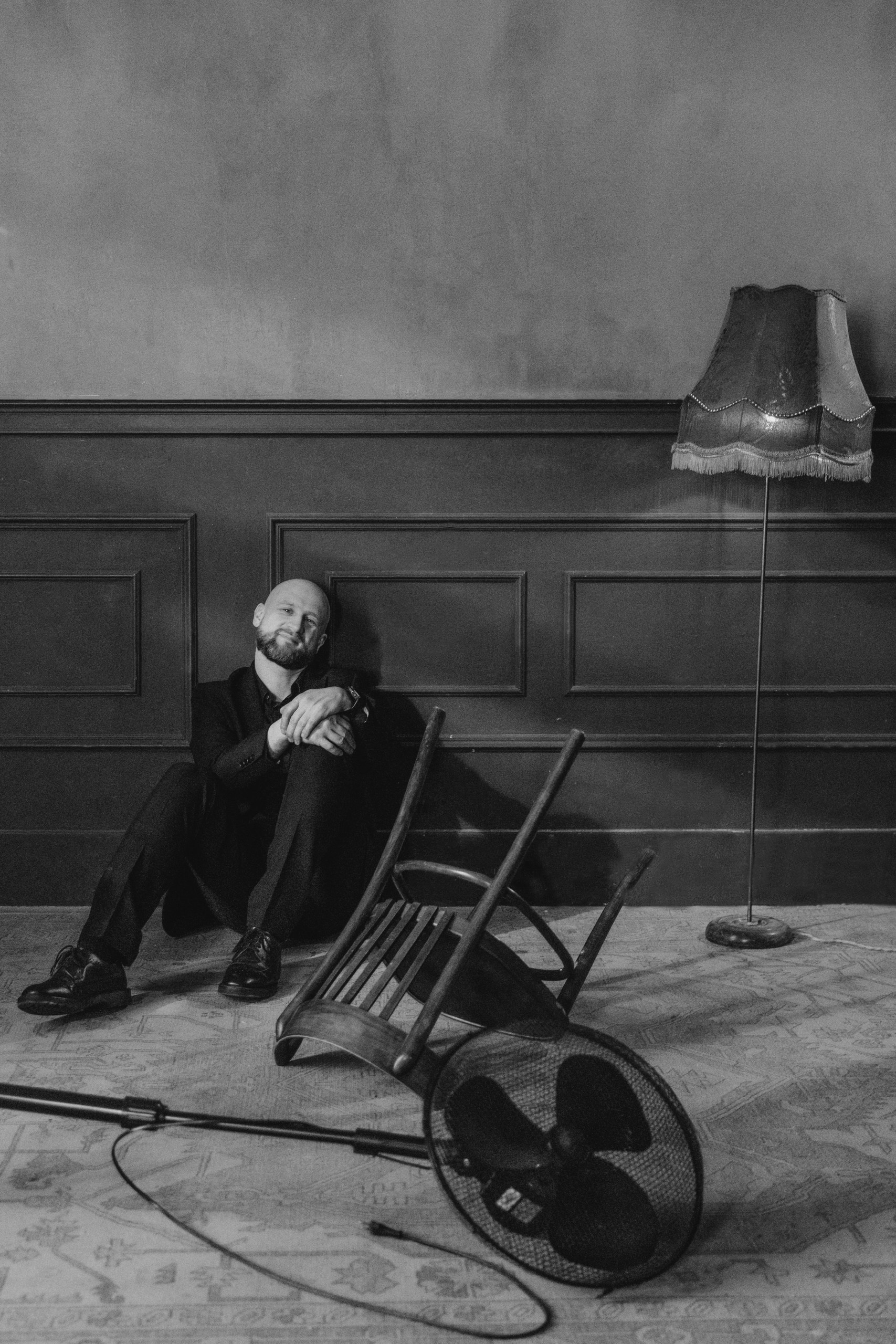 Креативная интерьерная фотосъемка для портала экспертов, мужчина сидит на полу для оформления профессионального блога, спб.