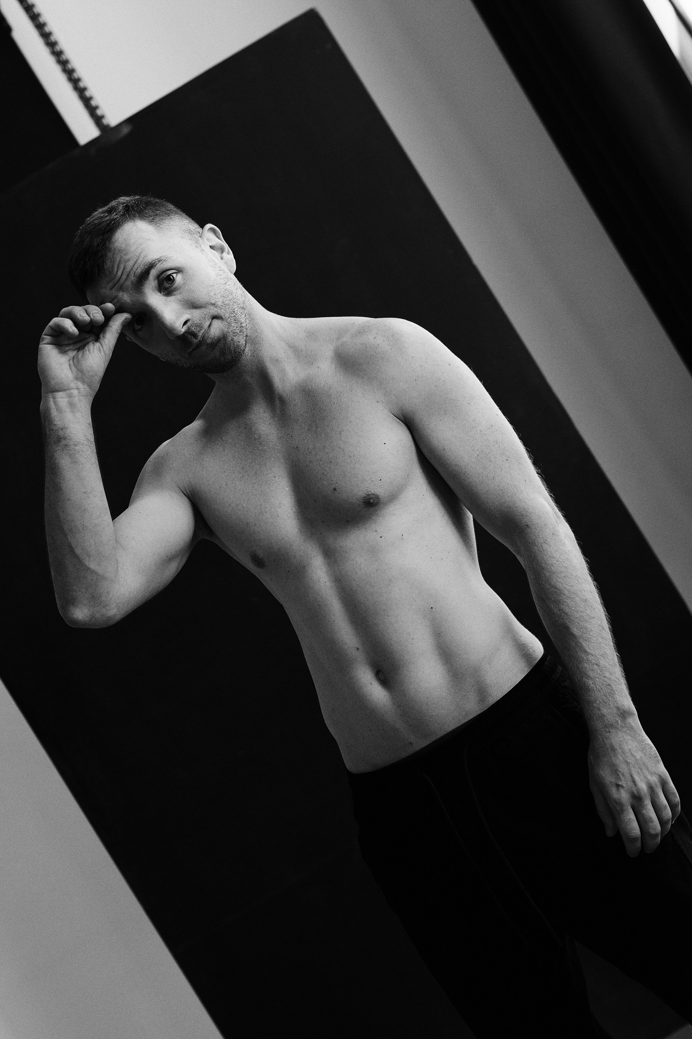 Черно-белое фото мужчины с акцентом на рельеф мышц. Фотограф Дарья Мустафина.
