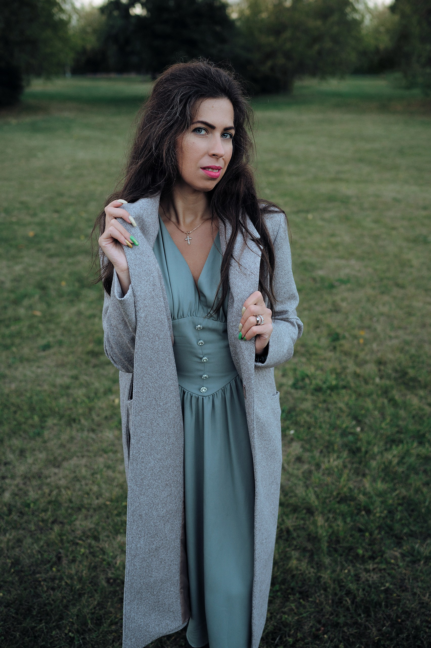 портретная съемка девушки на природе осенью в темных тонах