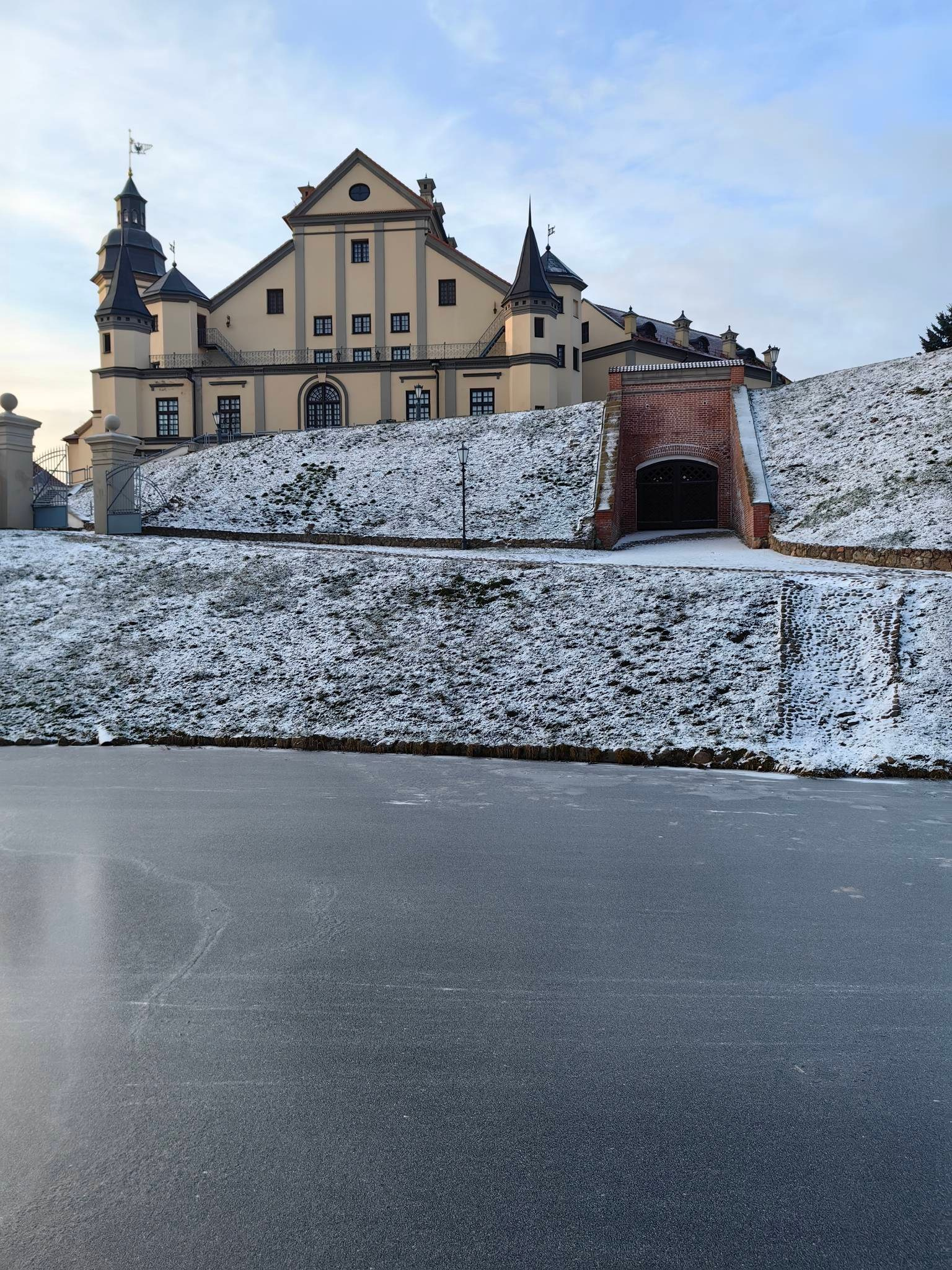 Несвижский замок в Беларуси. Купить картину на холсте для интерьера|художник | дизайнер | архитектор Сергей Ратчин в Москве