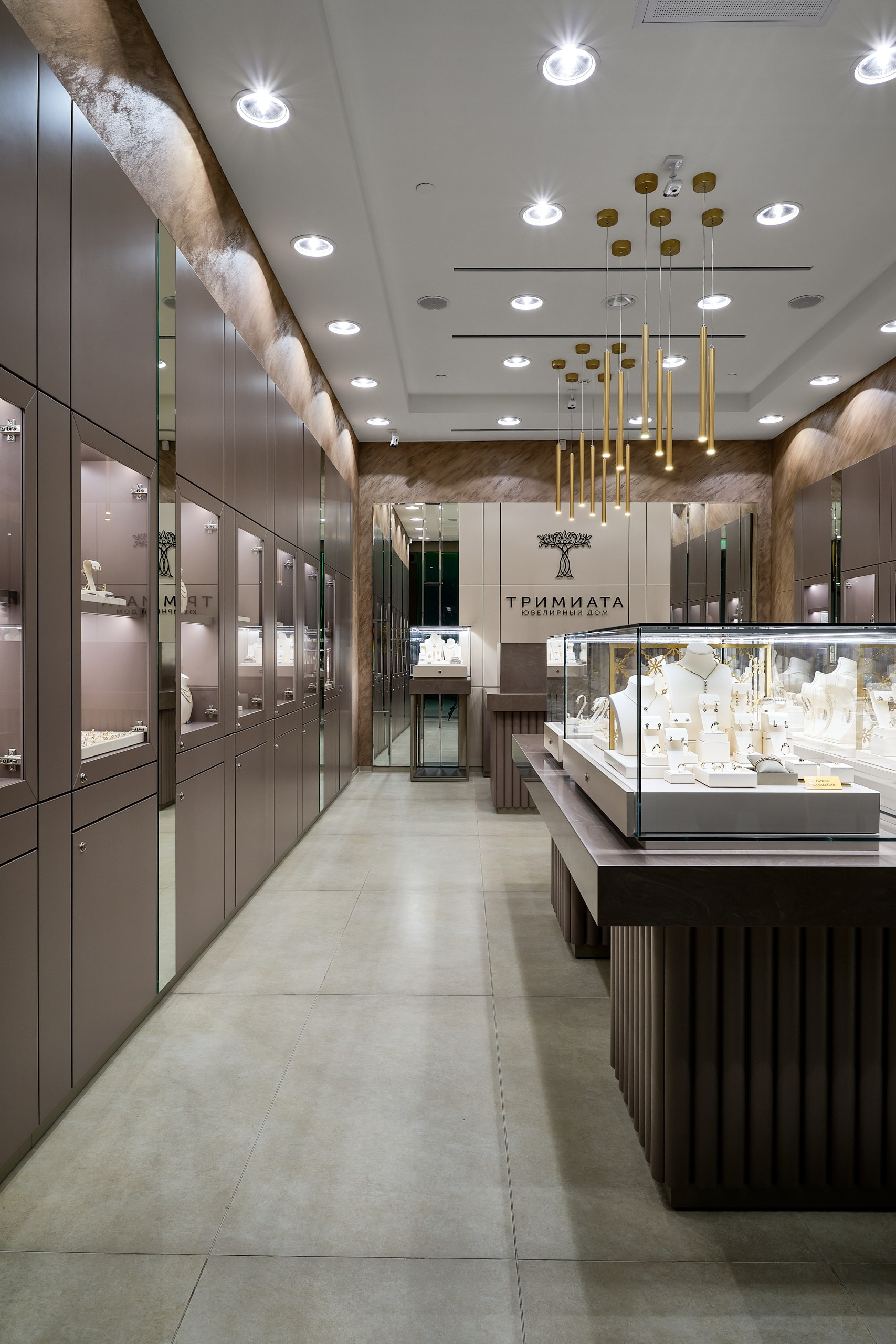 Интерьерная фотосъёмка магазина проход с витринами перспективный ракурс коммерческая съёмка интерьера