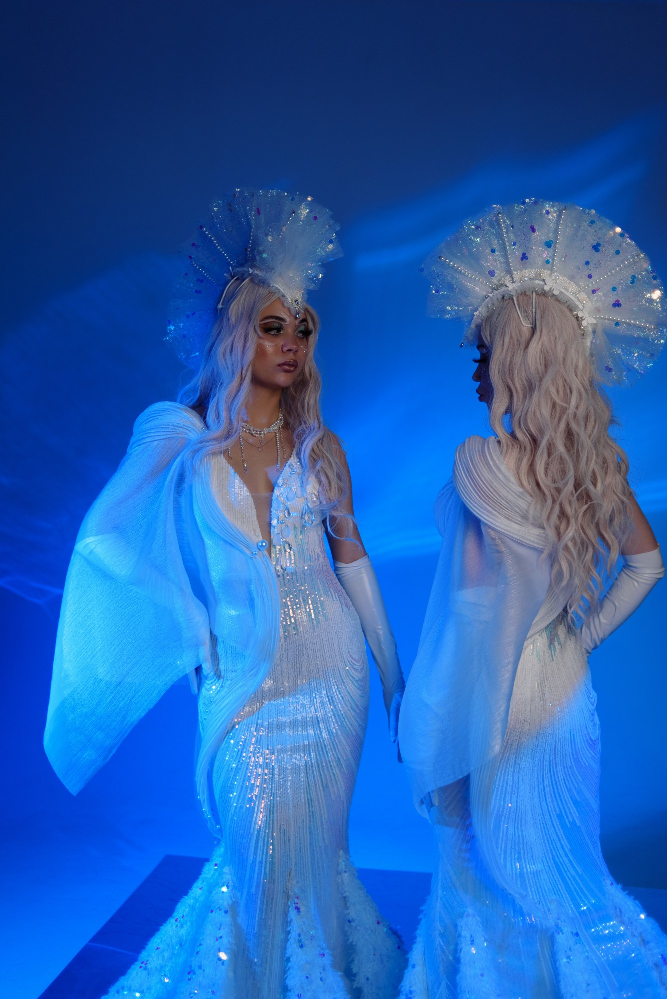 Арт-портрет в синем цвете: две нимфы на белой циклораме с искусственным освещением