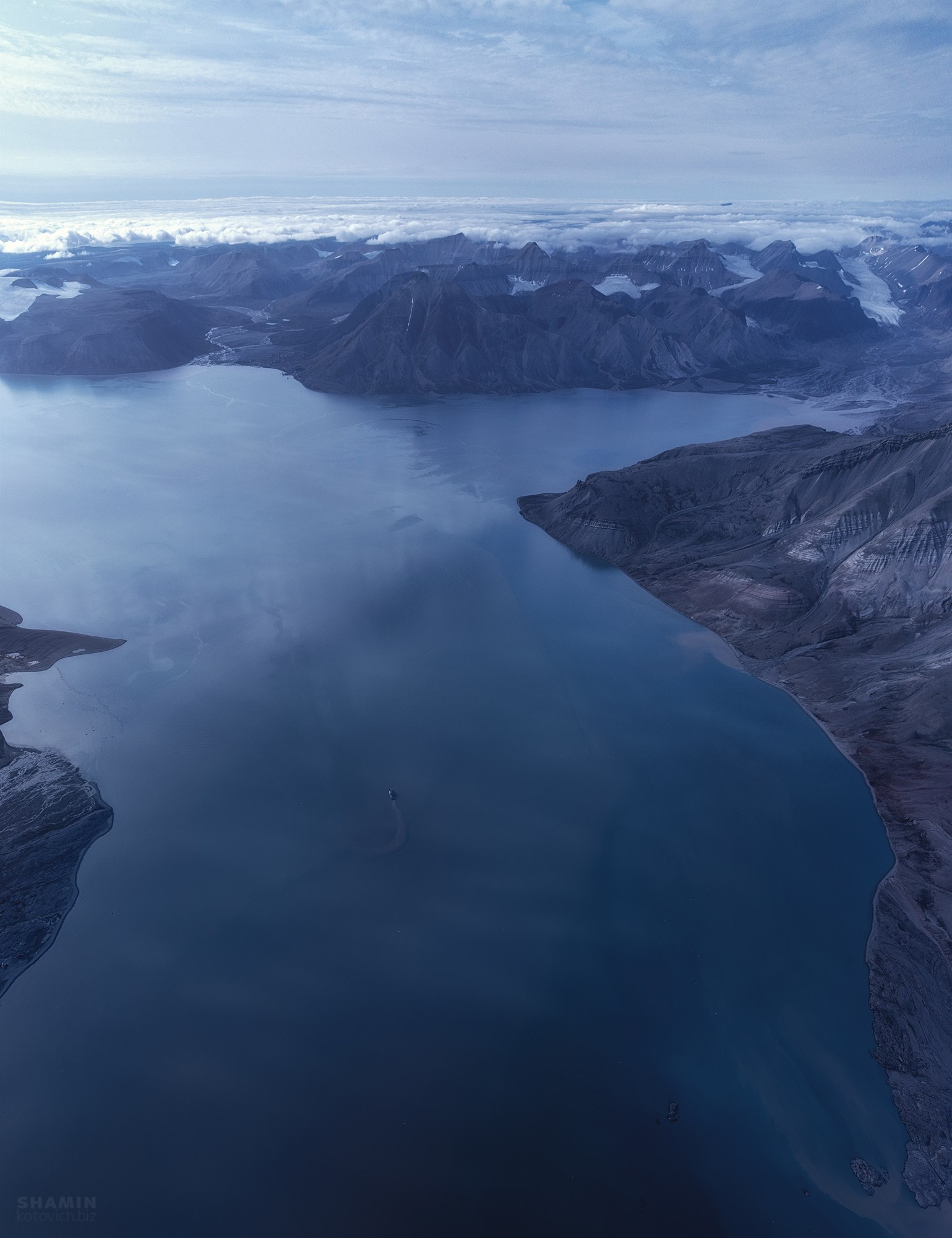 Аэросъёмка пейзажей с дрона — вид с высоты на природу, свет и пространство, запечатлённые в разное время суток.