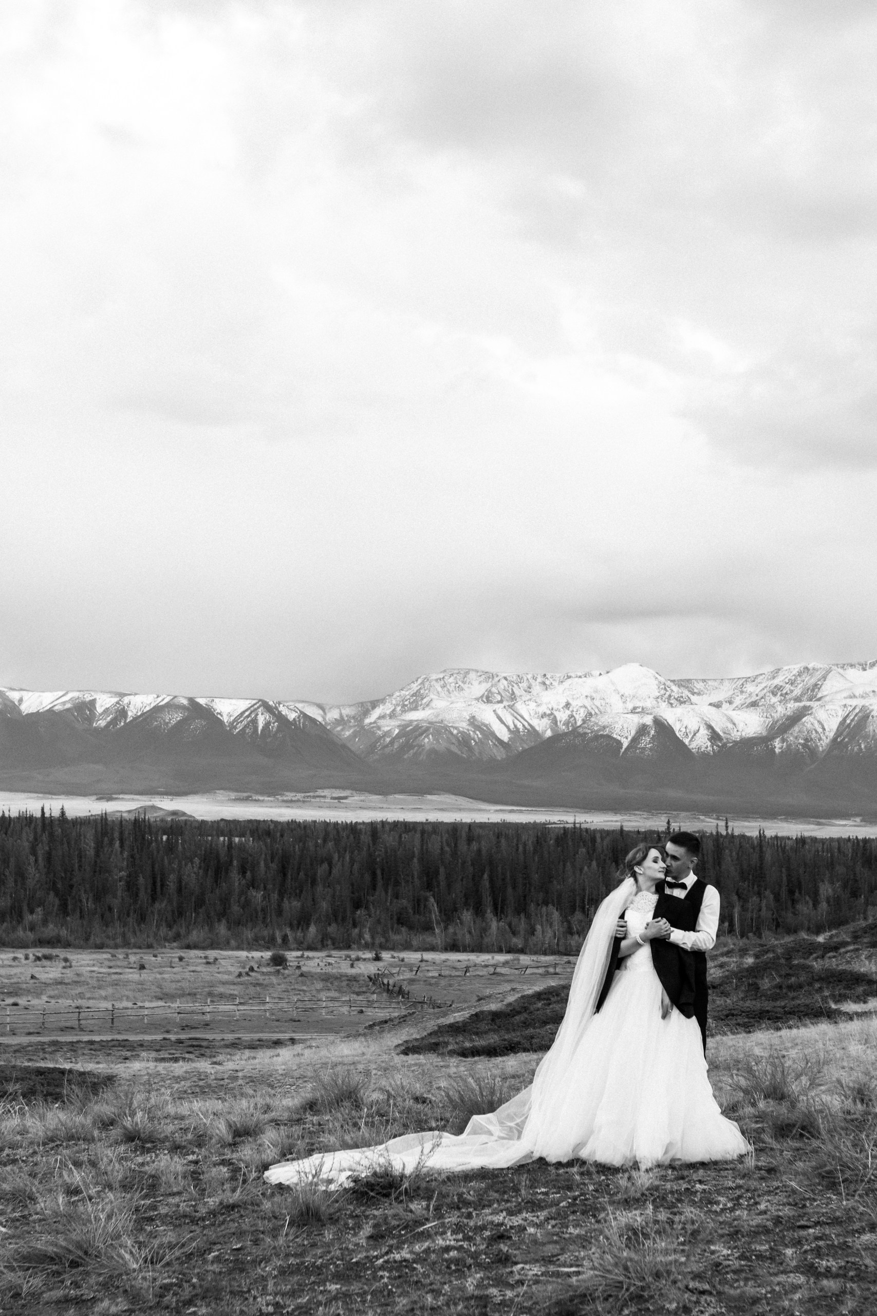 Фотограф Матлак Даша — свадебная фотопрогулка на фоне заснеженных гор
