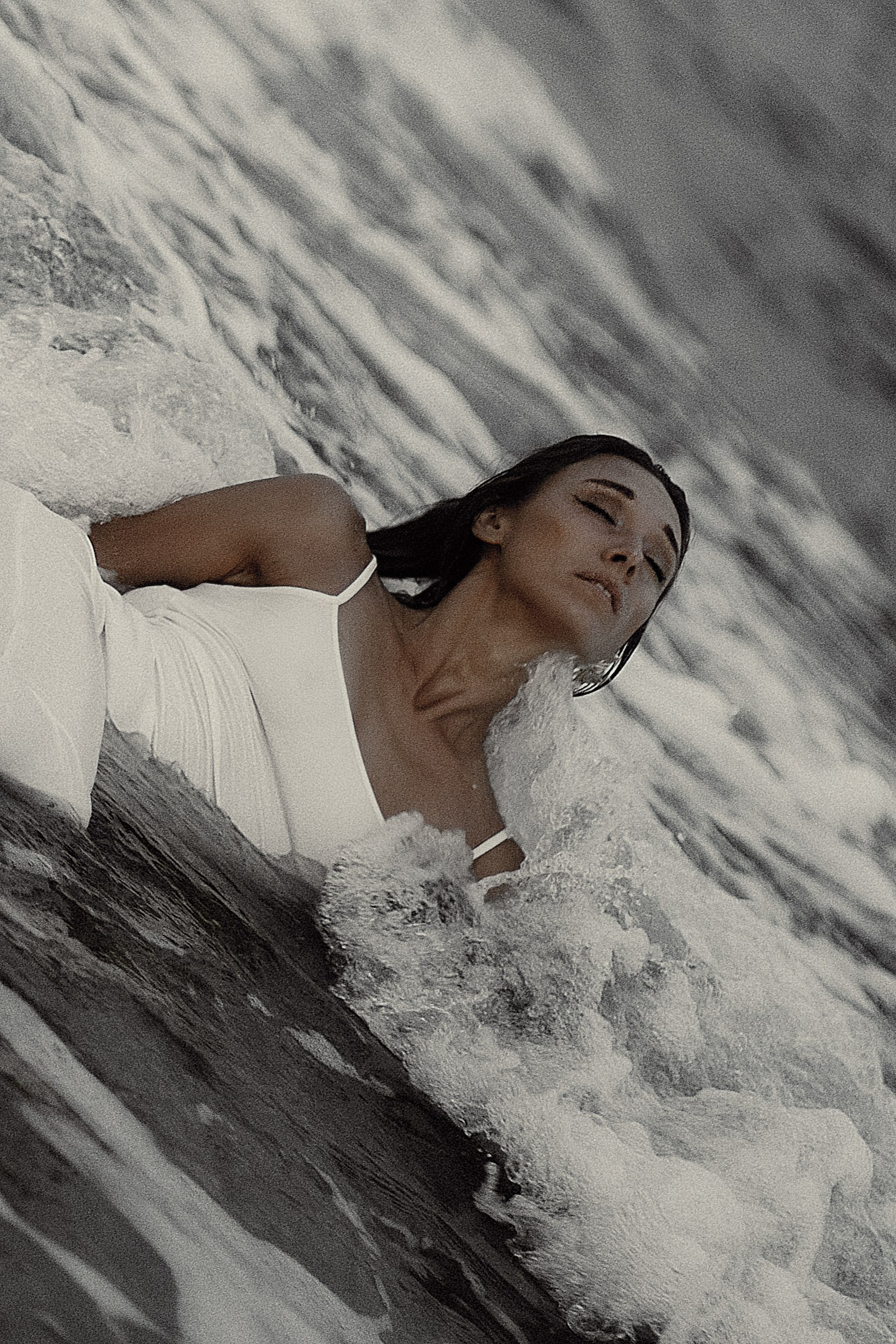 фэшн фотосессия на море девушка в белом платье