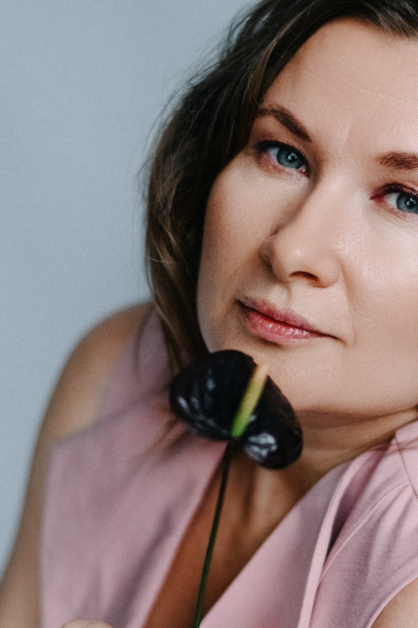 Эстетичный женский портрет с живым цветком, съемка в стиле лофт, Тюмень