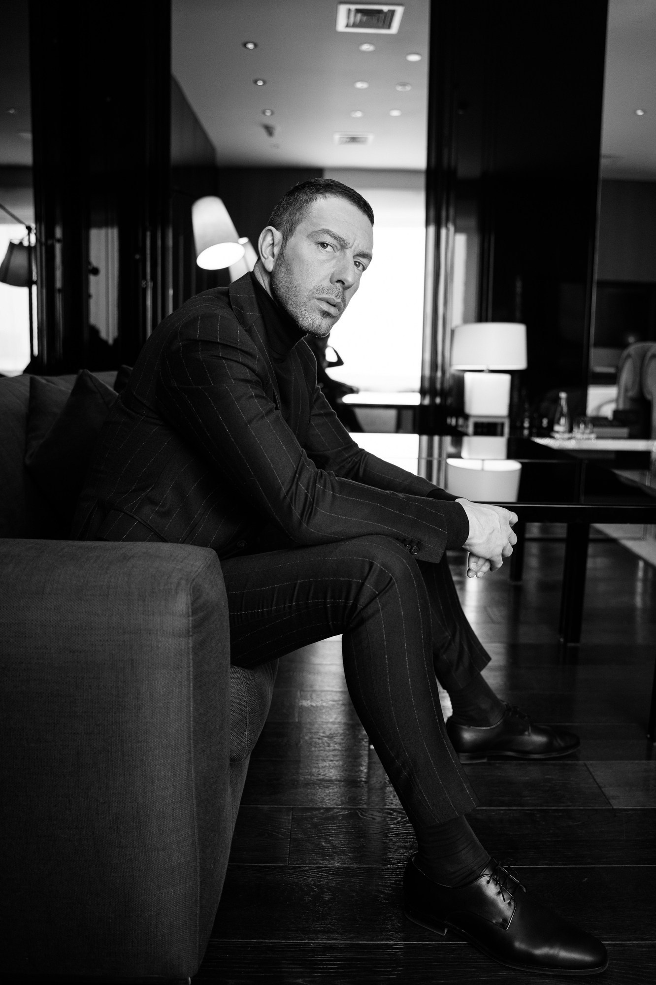 Деловой портрет руководителя в фотостудии Москва — мужчина в пиджаке, сидит в кресле, взгляд в сторону, чёрно-белая съёмка