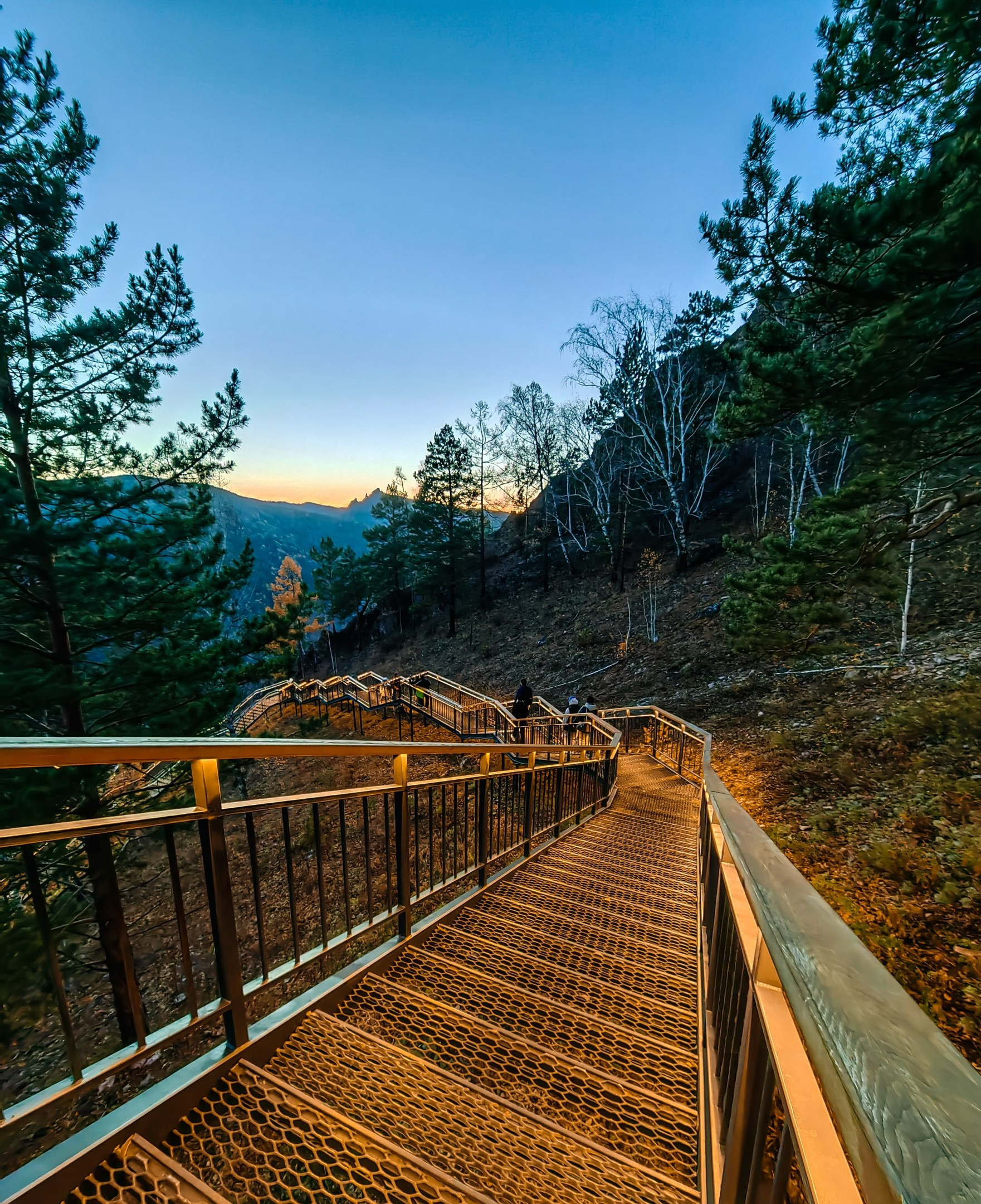 Торгашинская лестница индивидуальный тур Красноярск экскурсии фото интересные места что посмотреть куда сходить что посетить достопримечательности Красноярска фототур фотосессия аренда кабриолета аренда микроавтобуса трансфер цена заказать экскурсию программа маршрут смотровые площадки видовые красивые места Национальный парк заповедник Столбы Дивногорск Красноярская ГЭС путешествие туристический маршрут место силы Часовня Параскевы Пятницы Коммунальный мост остров Татышев Бобровый лог Николаевская сопка набережная Енисея село Овсянка музей Астафьева Караульная гора Виноградовский мост гид экскурсовод индивидуальная экскурсия фотосъемка виды на Енисей фанпарк Бобровый лог парк флоры и фауны Роев ручей Торгашинский хребет скала Такмак вантовый мост куда сходить цены расписание заказать онлайн экскурсионное обслуживание трансфер на комфортабельном автобусе