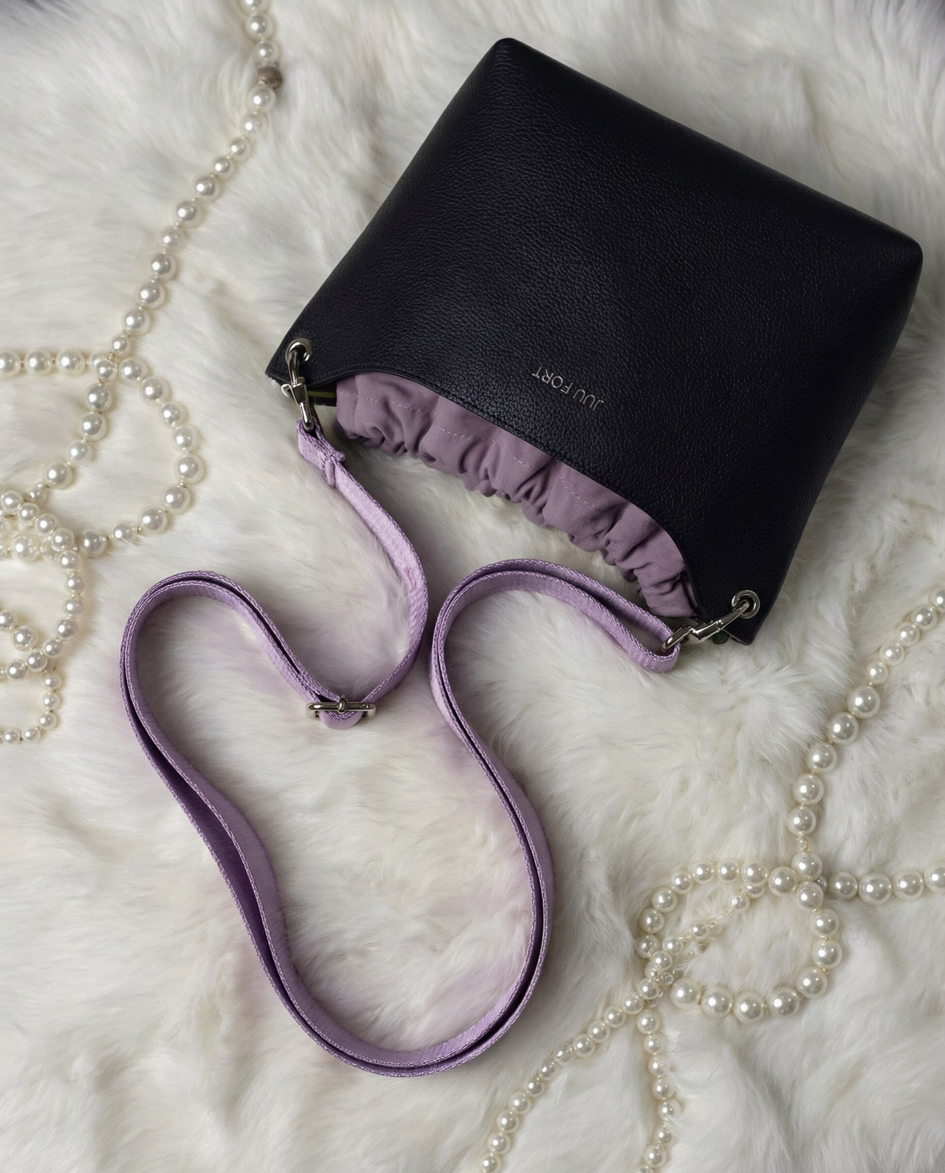 Предметная фотосессия сумки - черная сумка на белом фоне