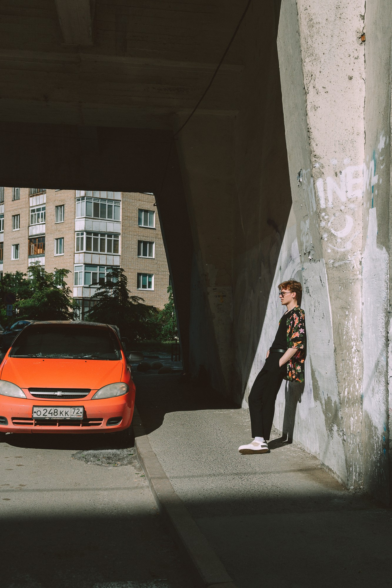 Стрит-фотосессия в Тюмени — Surf Coffee, Бар Двор. Портретный фотограф Тюмень Дарья Мустафина