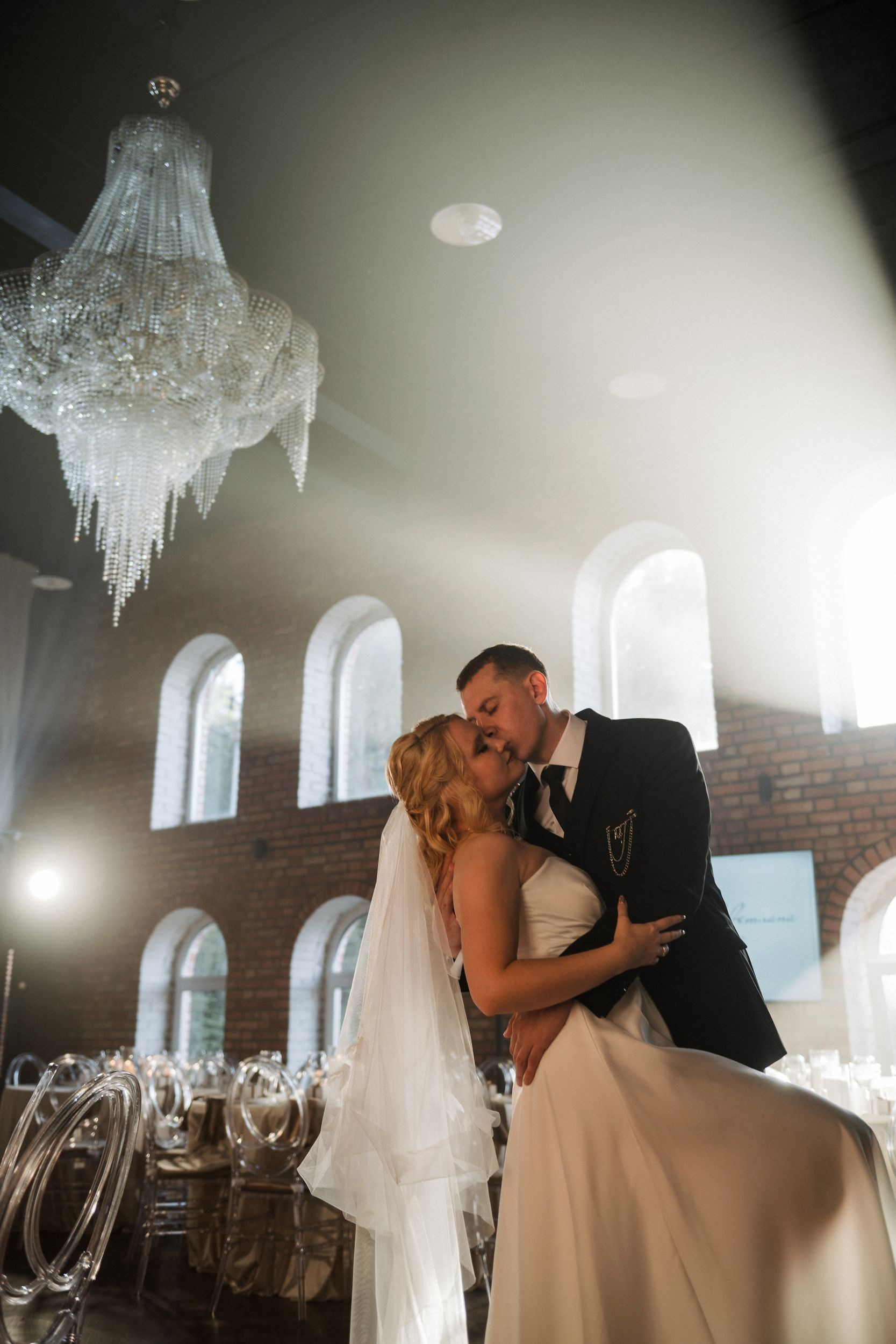 свет на свадьбу цена в The Hide