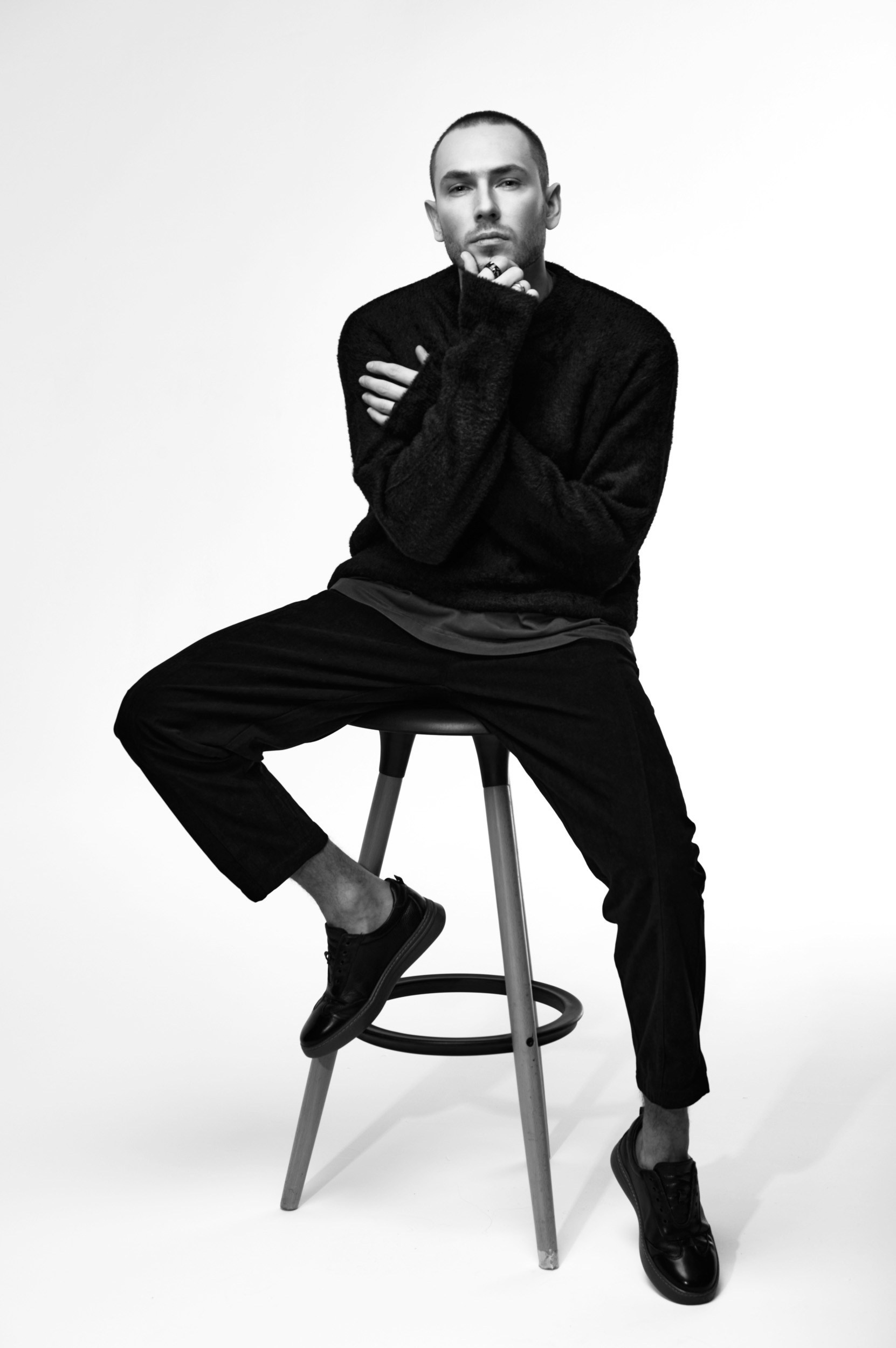 Чёрно-белый портрет мужчины с жёстким направленным светом