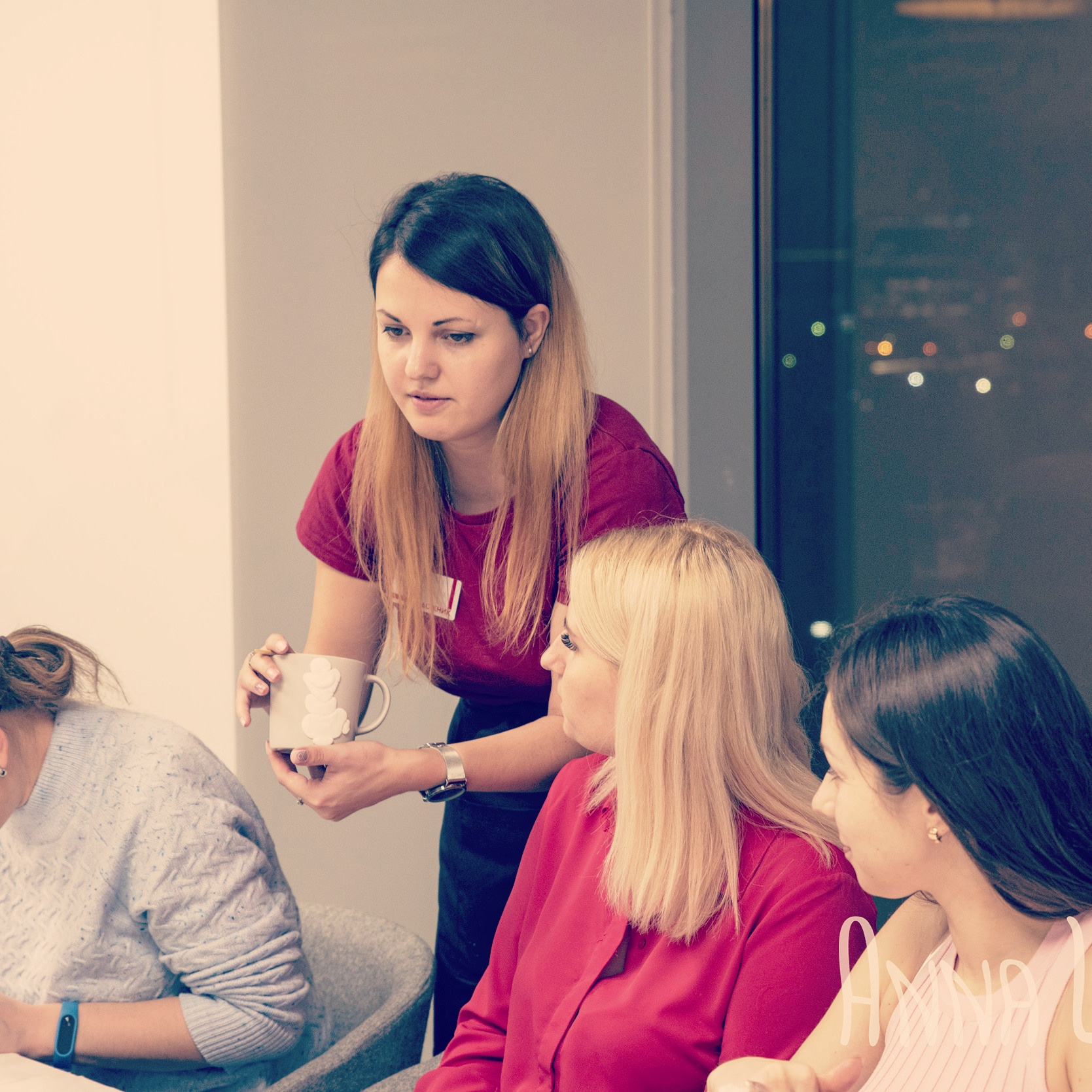 Наш профессиональный художник помогает на мастер-классе по росписи посуды.