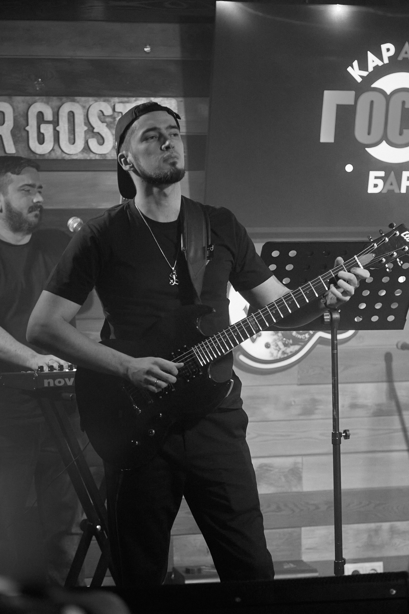 Концерт в баре «Гости». Фотограф Омск | Александр Вандеров