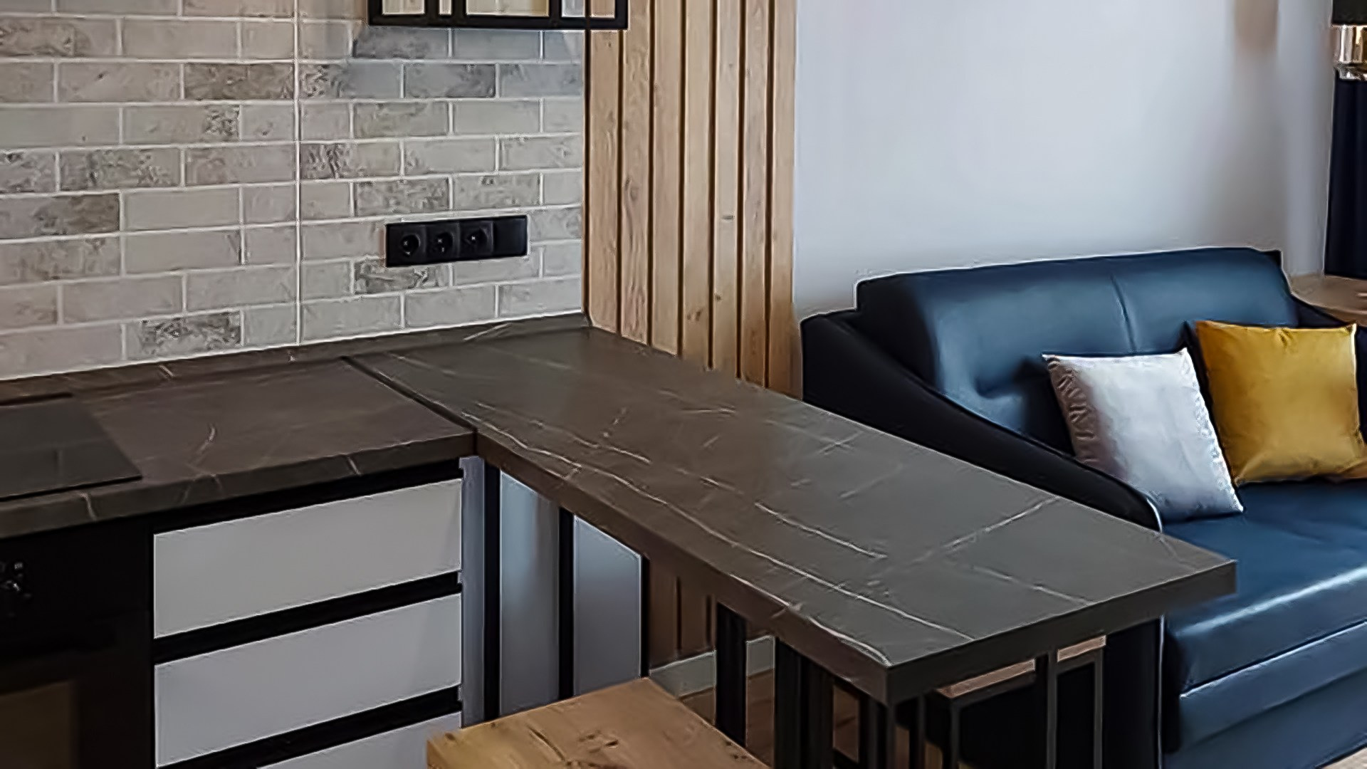 Кухня с барной стойкой