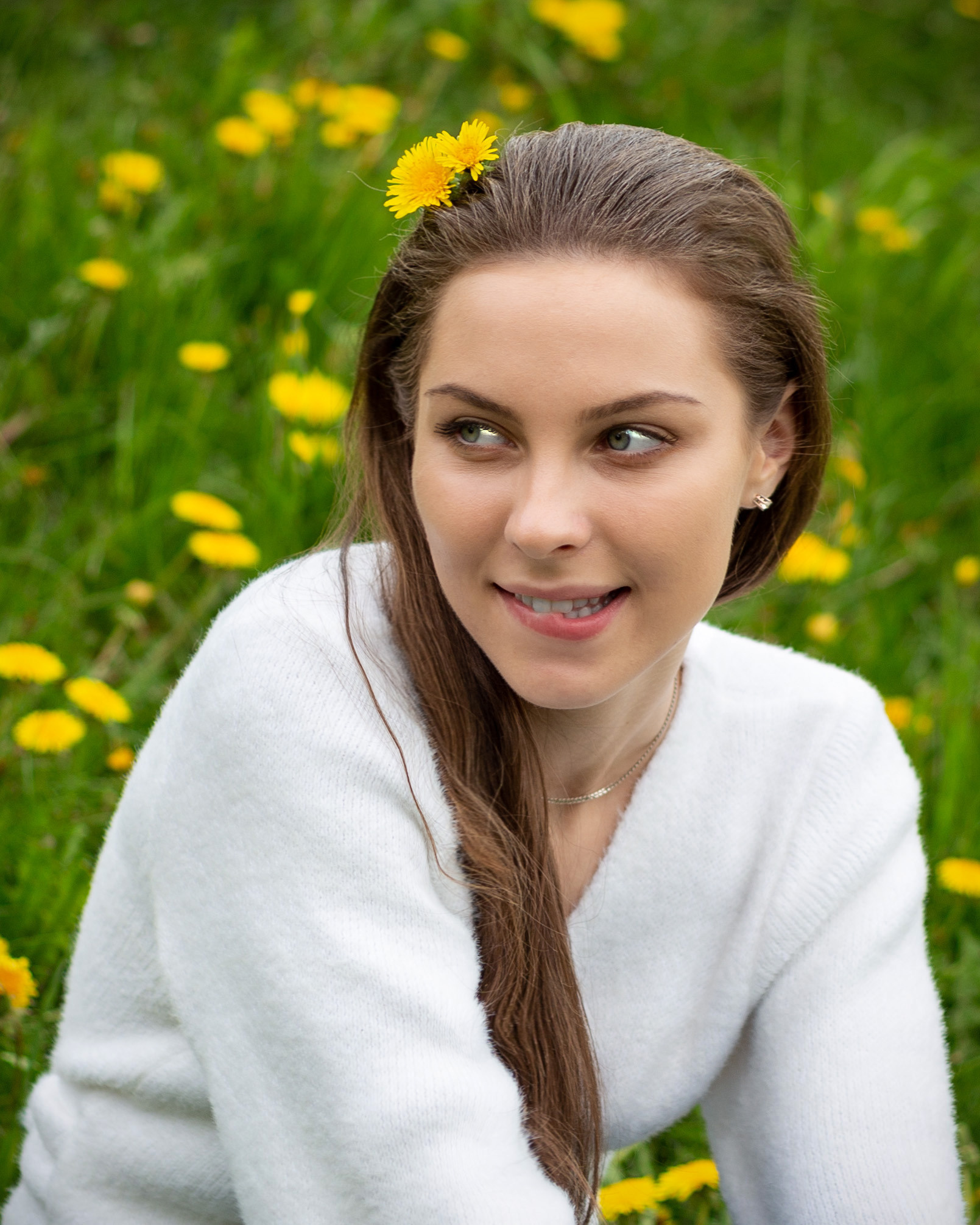 Эстетичный весенний портрет девушки, Минск, одуванчики