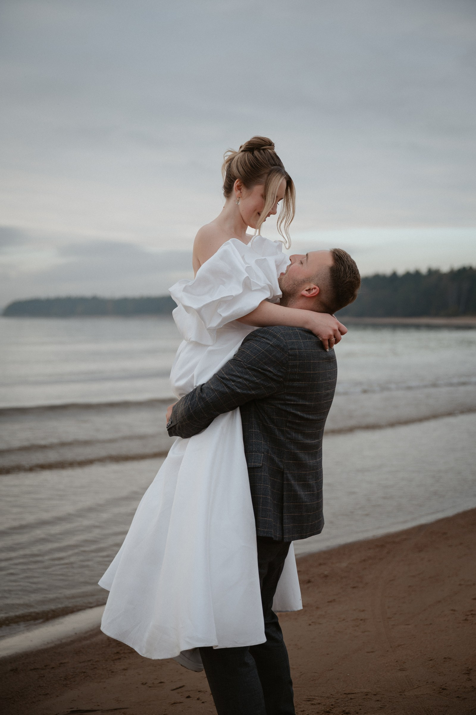 свадебная фотосессия на берегу Финского залива