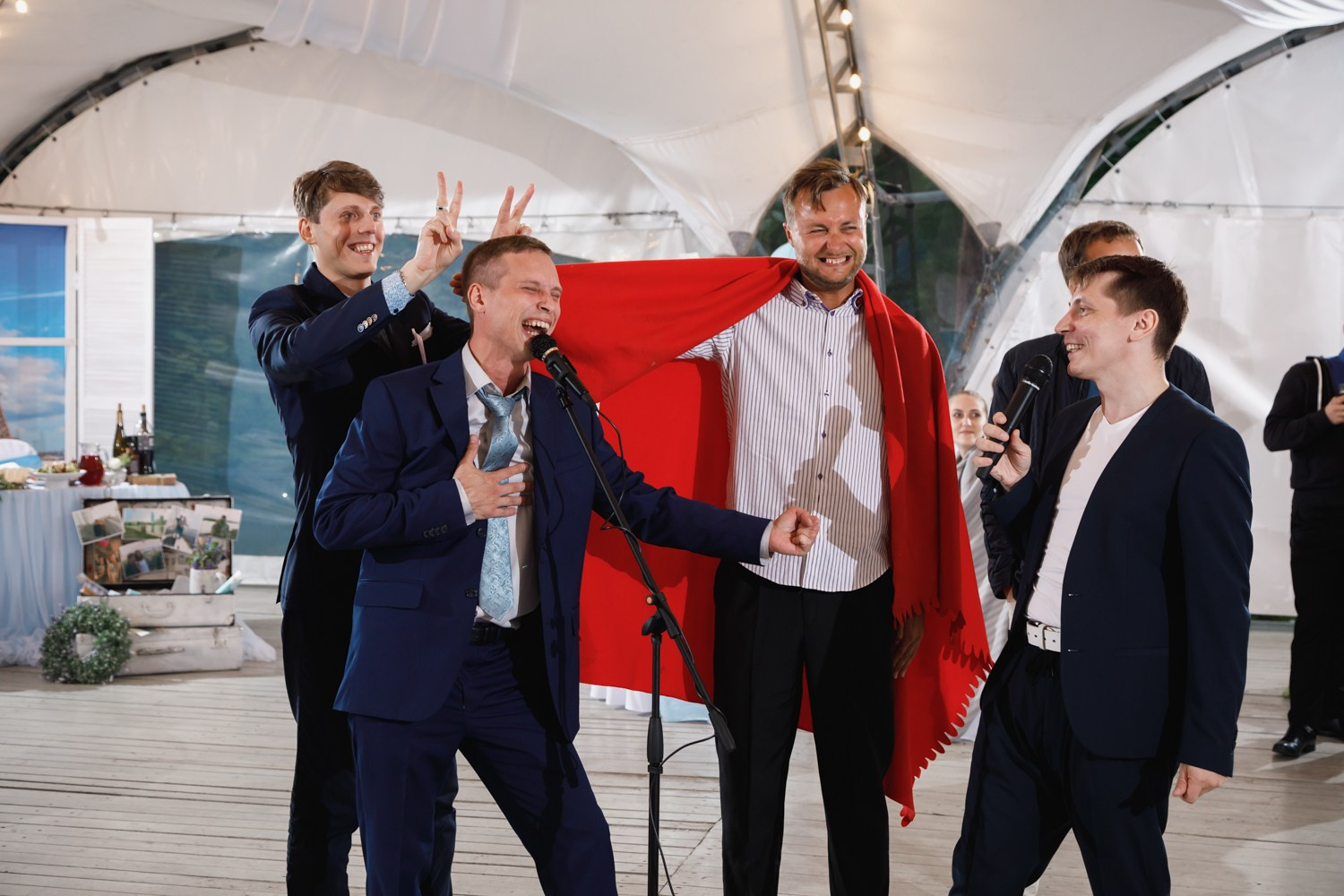 Трогательный момент: гости поздравляют молодоженов теплыми словами и тостами.