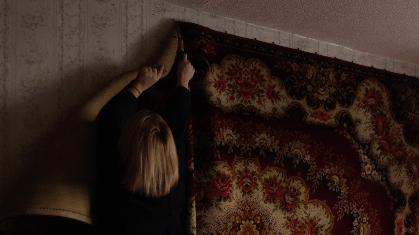 ЖЕНЩИНЫ, ВЫБИВАЮЩИЕ КОВРЫ. Художественная группа «Нежные Бабы»