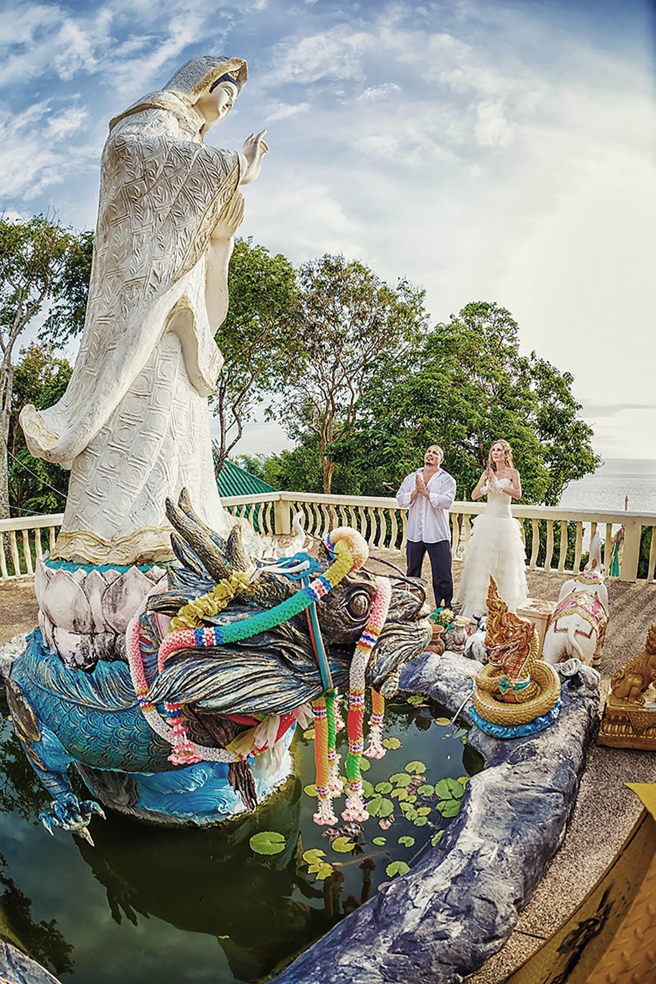 свадебная фотосессия Пхукет фотограф путешествие экскурсия красивая свадебная церемония с цветочной аркой на пляже свадьба Phuket фото видео пример позы идея место образ свадебное платье декор стилист визажист причёска цветы заказать свадебную церемонию цена стоимость описание услуг