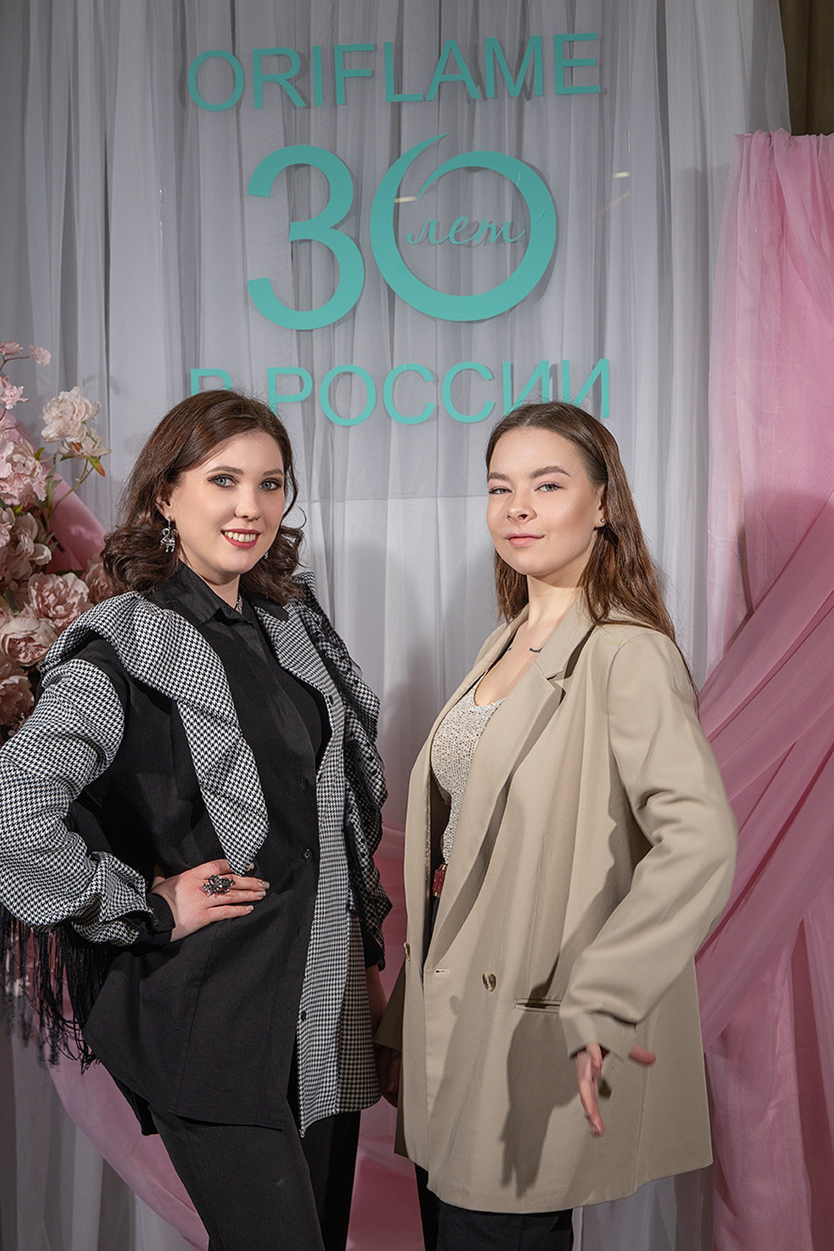 Постановочная фотосъемка у банера на мероприятии