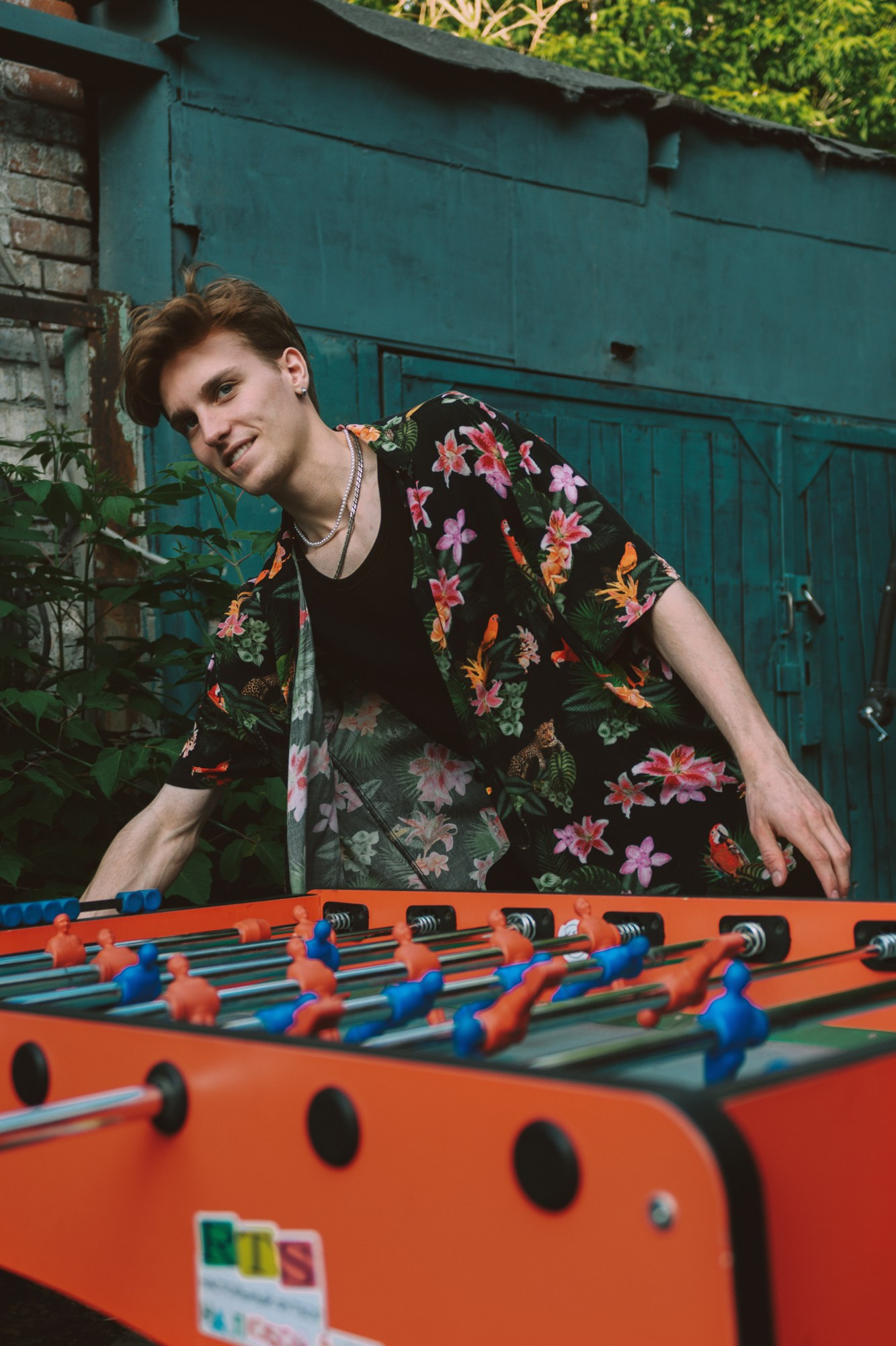 Стрит-фотосессия в Тюмени — Surf Coffee, Бар Двор. Портретный фотограф Тюмень Дарья Мустафина