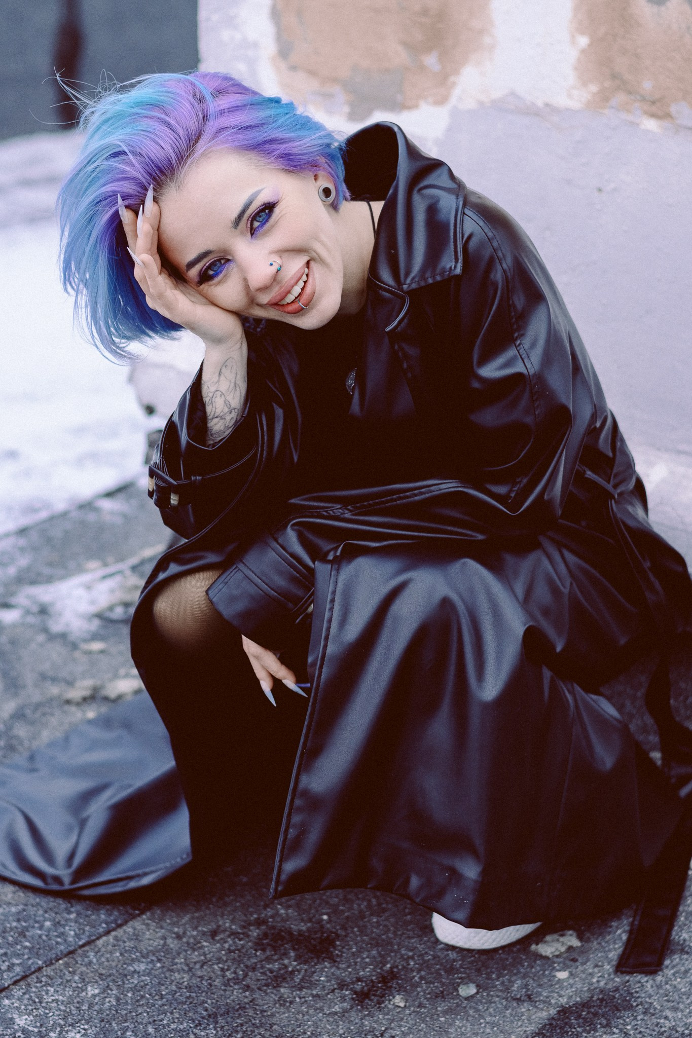 Стильная фотосессия на крыше в Тюмени. Девушка в кожаном плаще.