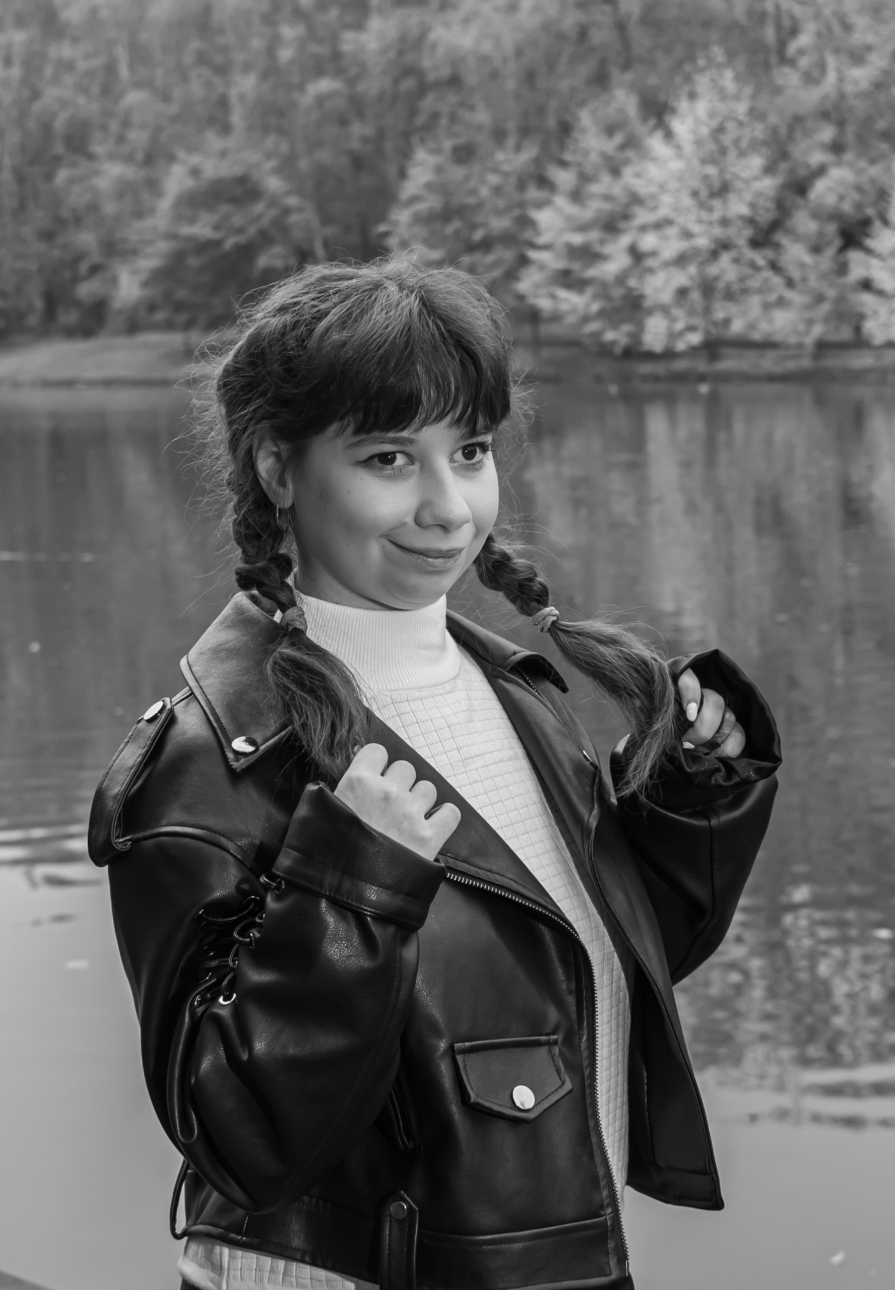 Портрет девушки в кожаной куртке с жёлтым беретом — осенняя съёмка, фотограф Карасёва Елена