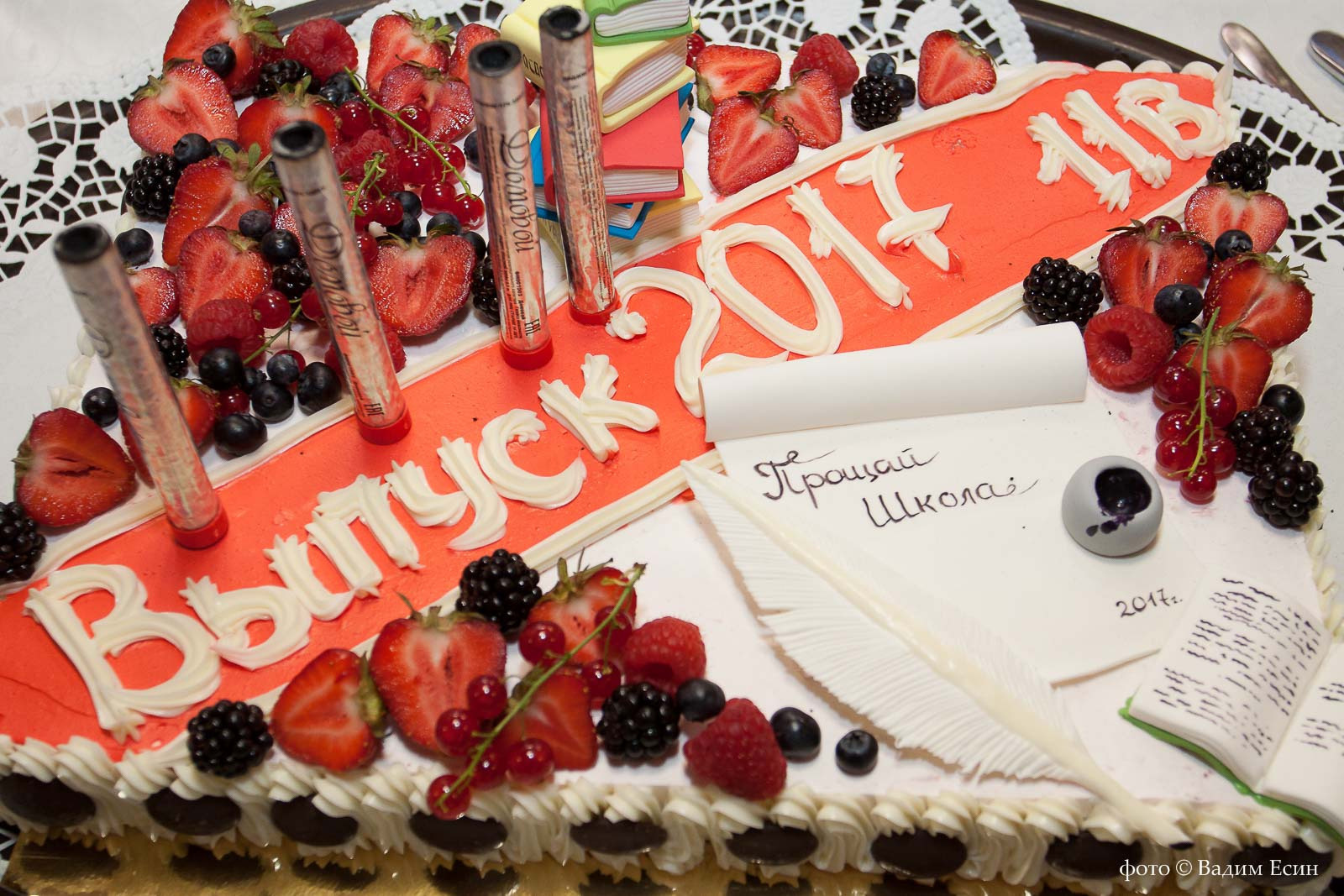 Праздничный торт крупным планом с текстом, клубникой и ежевикой.