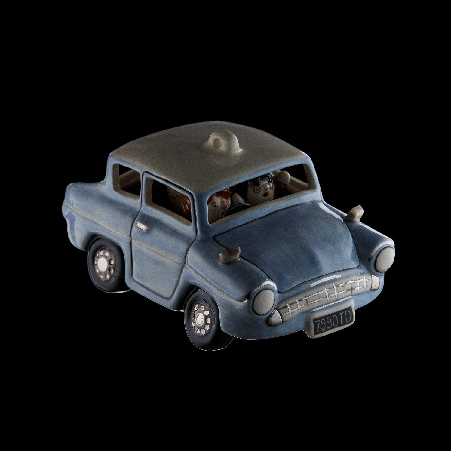 елочная игрушка автомобиль на черном фоне
