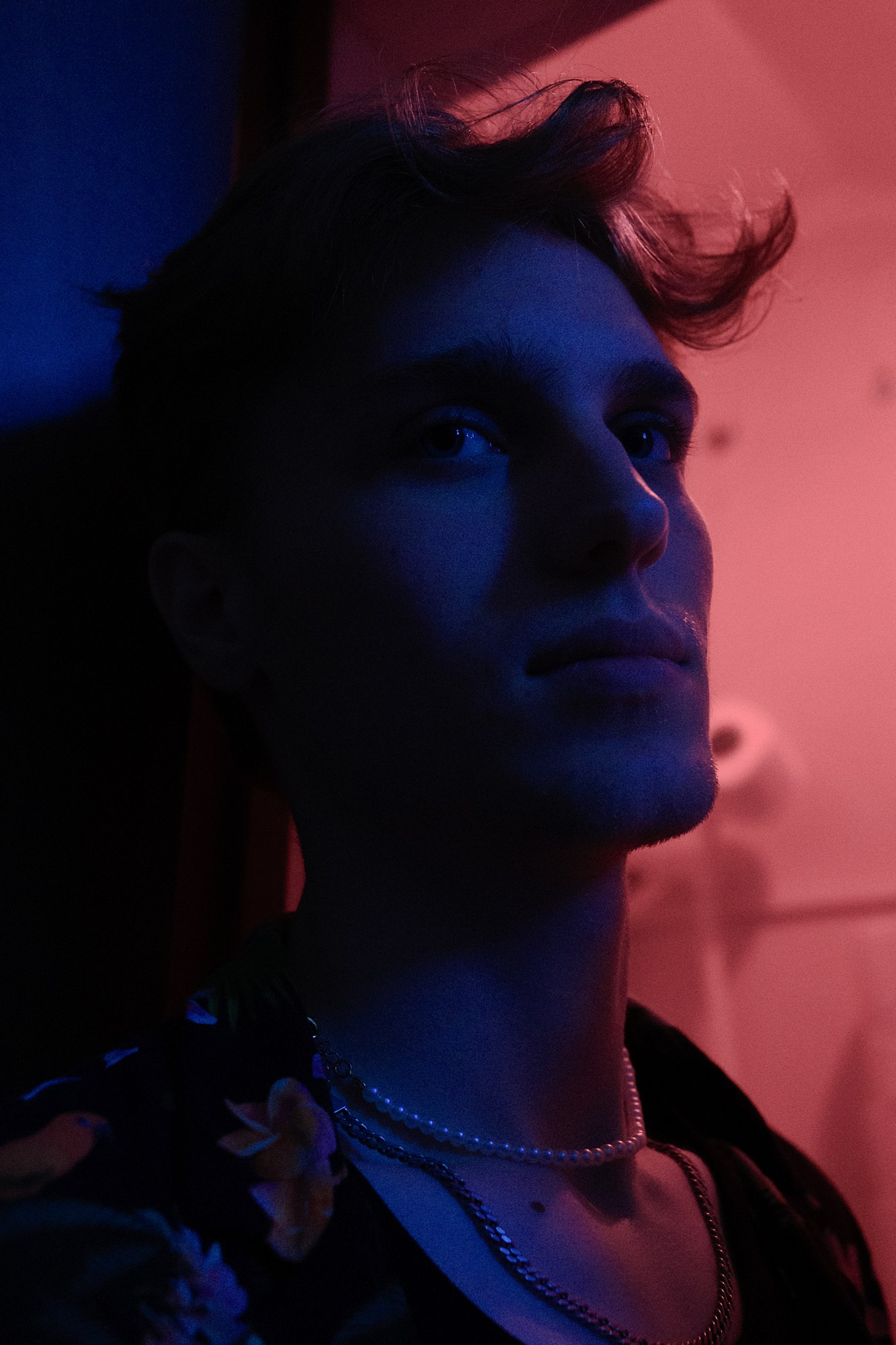 Стрит-фотосессия в Тюмени — Surf Coffee, Бар Двор. Портретный фотограф Тюмень Дарья Мустафина