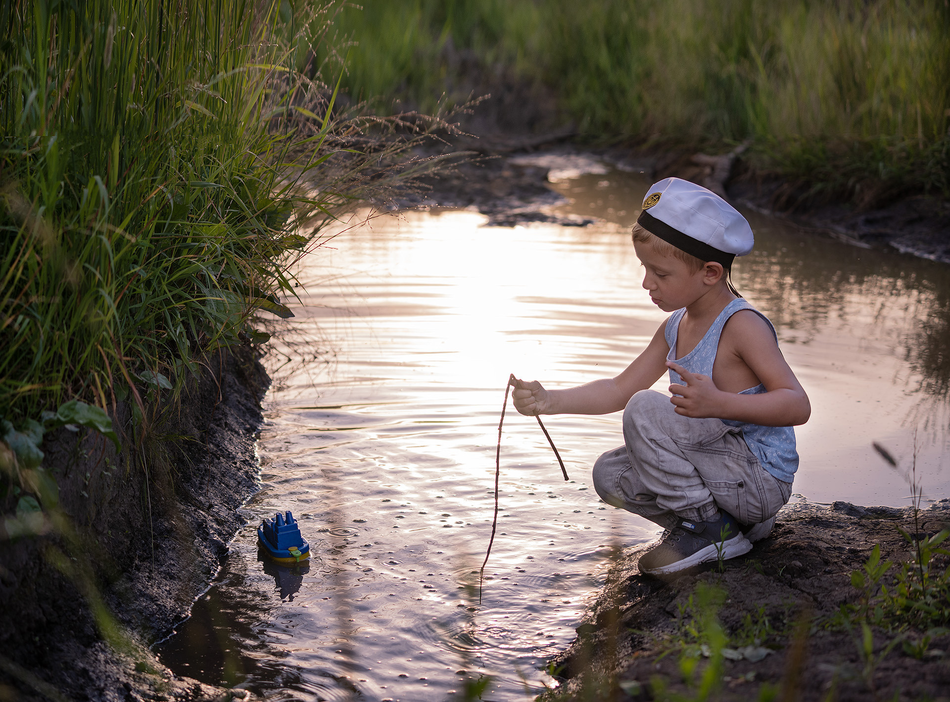 Мальчик у воды.