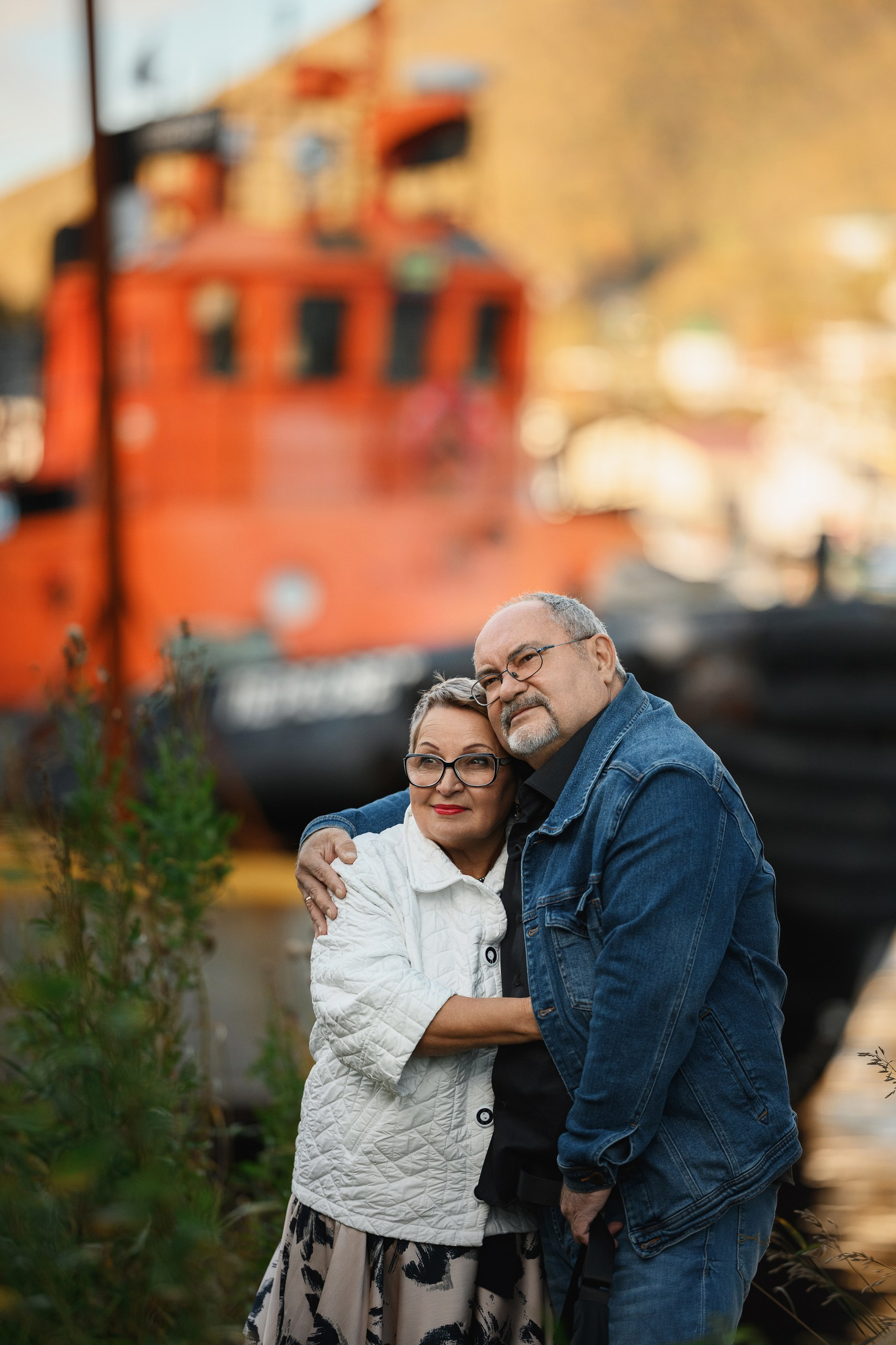 История любви взрослой супружеской пары в фотографиях. Прогулочная Love Story на Камчатке с живыми эмоциями, улыбками и трогательными моментами. Фотограф Петропавловск-Камчатский.