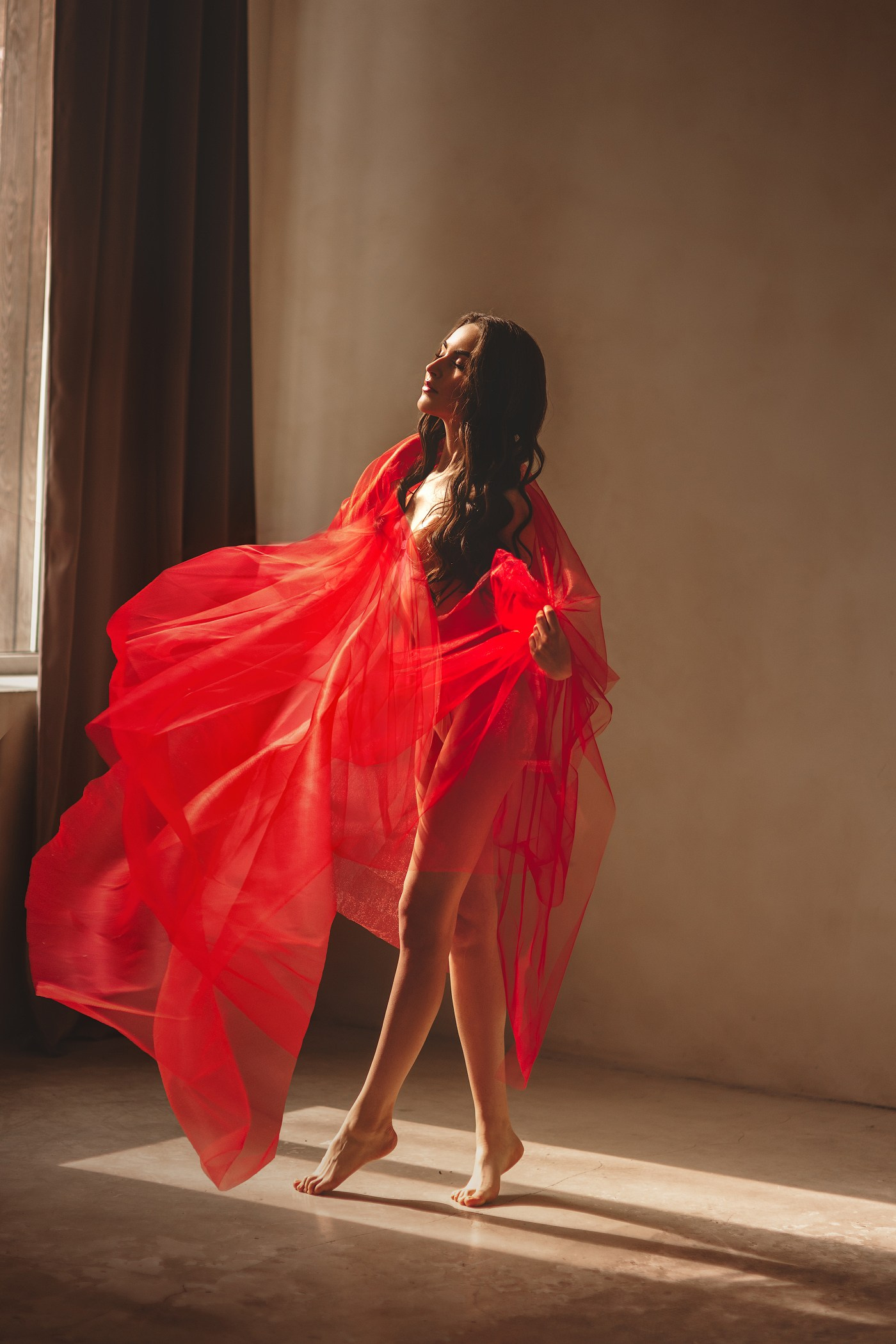 Фотосессия в стиле Моники Беллуччи: женственность, красный цвет и магия кадра. Профессиональный фотограф в Москве. Елена Шуваева