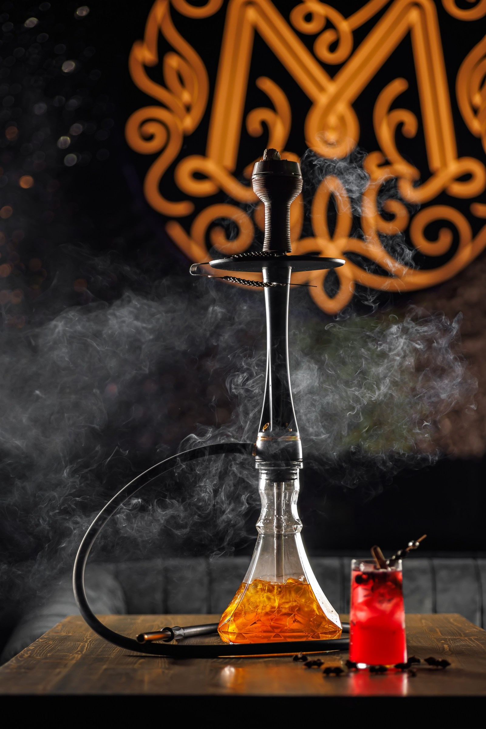 Кальян с густым дымом в тёмном лаунж-интерьере