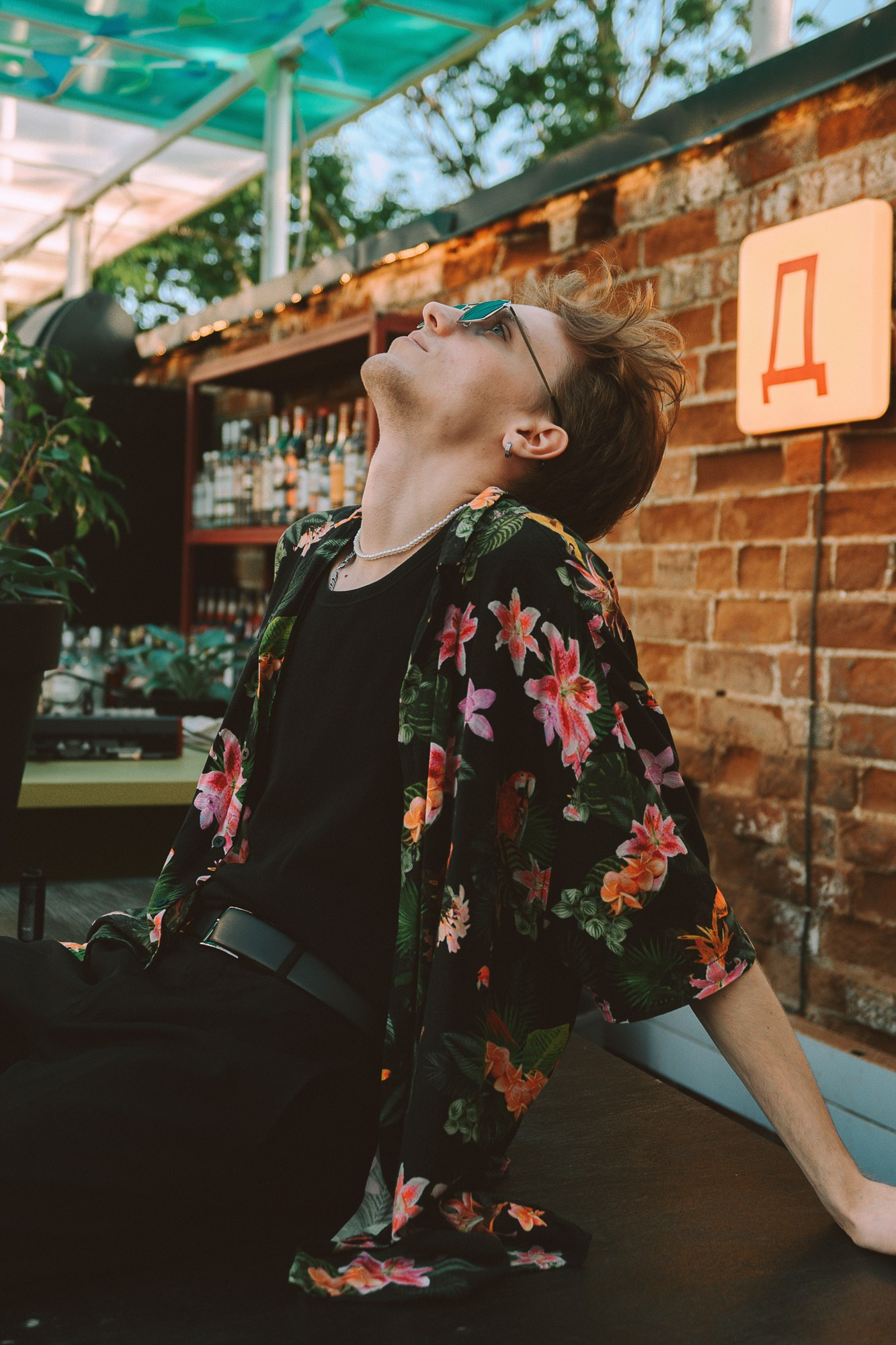 Стрит-фотосессия в Тюмени — Surf Coffee, Бар Двор. Портретный фотограф Тюмень Дарья Мустафина