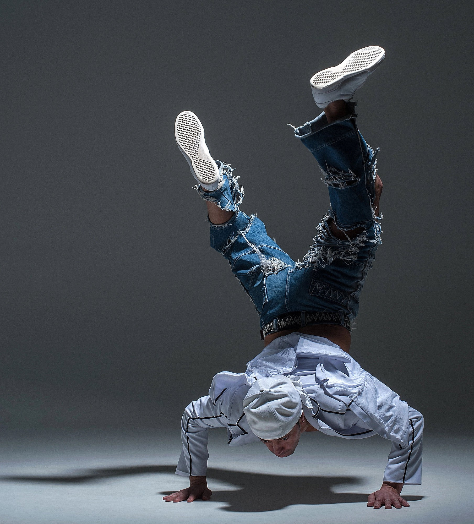 Танцор исполняет стойку на голове на бетонном блоке, формируя идеальную вертикальную линию. Уличная танцевальная съёмка — Москва, Истринский район.