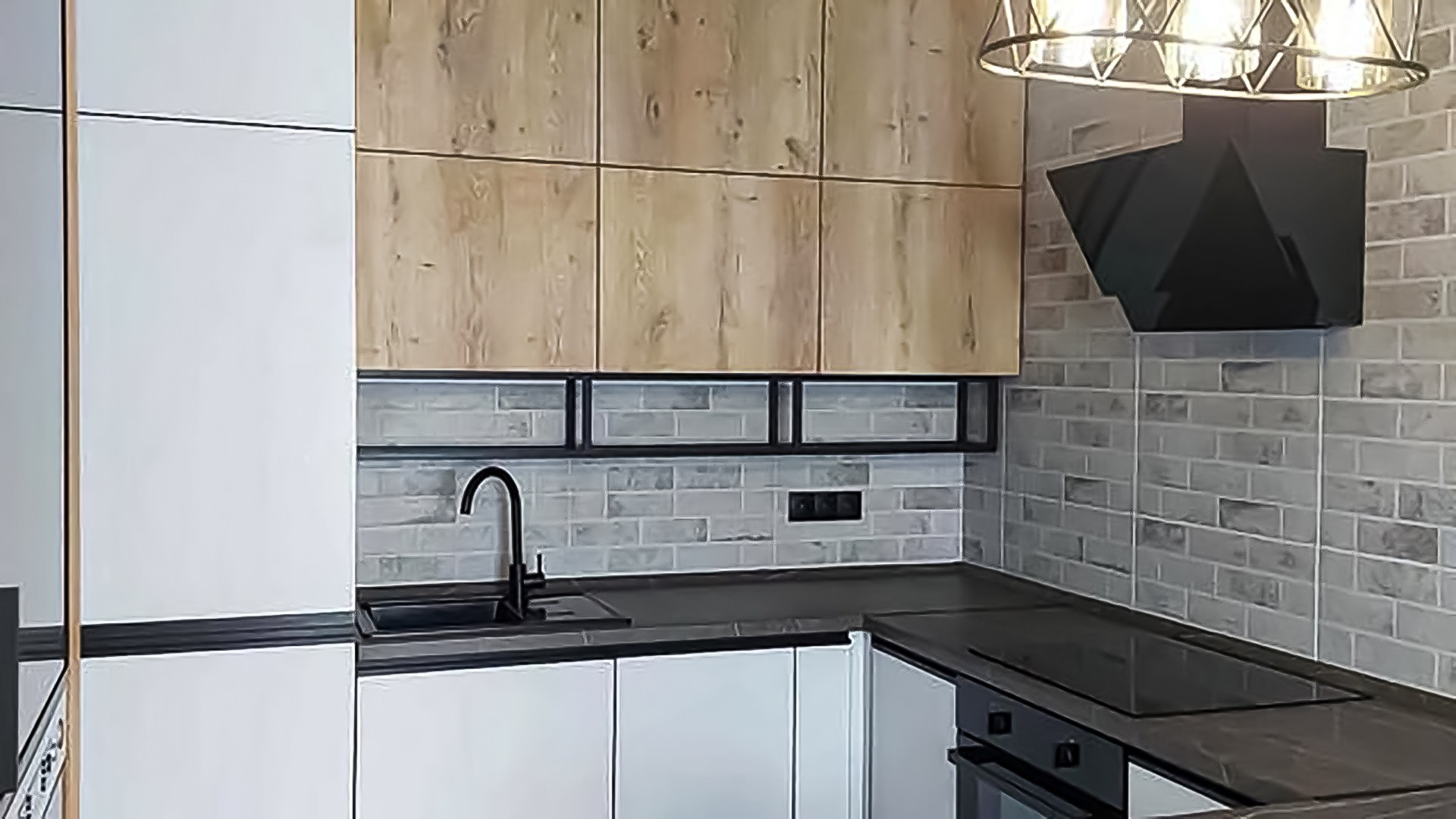 Кухня с темной столешницей под заказ в Ростове