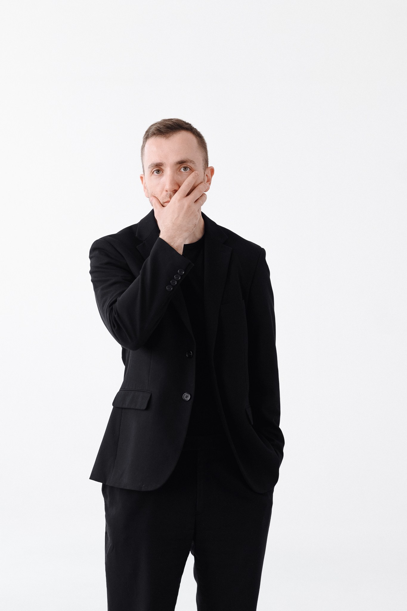 Лаконичный мужской образ: фотограф Дарья Мустафина. Съемка портрета с характером.