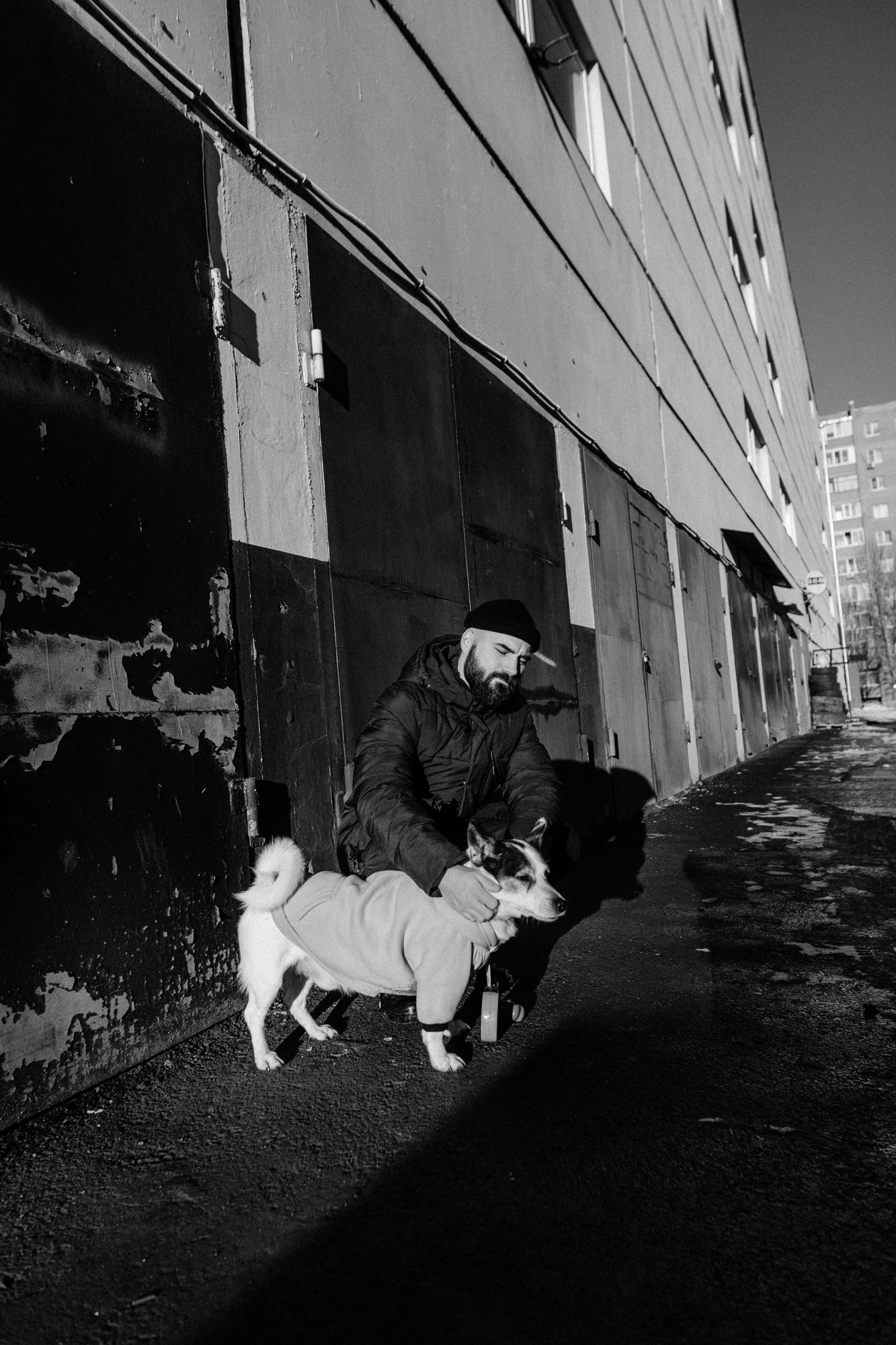 Мужская фотосессия с собакой в Тюмени — Саша и Тони. Фотограф Дарья Мустафина, Тюмень