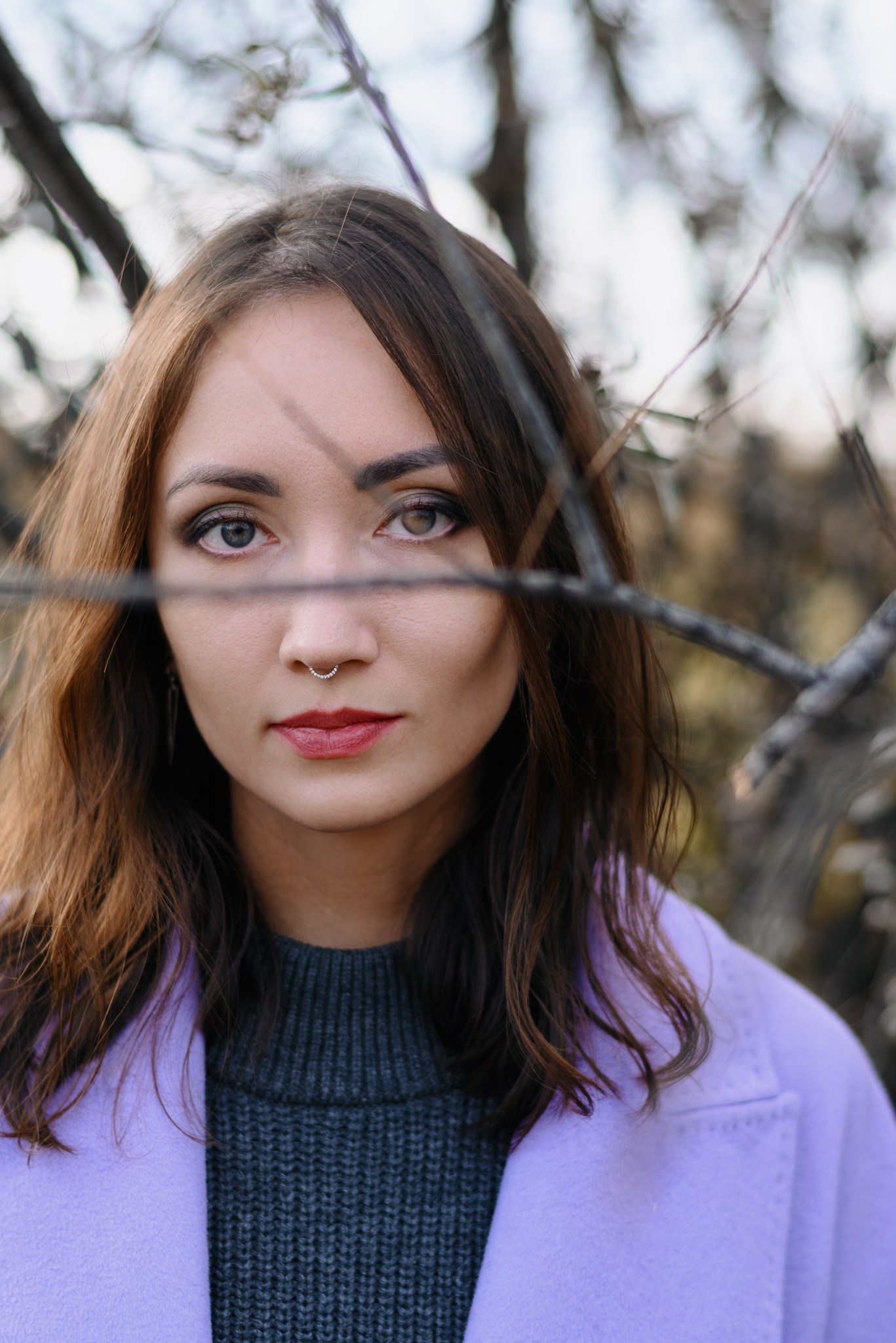 Художественный портрет: игра света и тени в лесной локации.