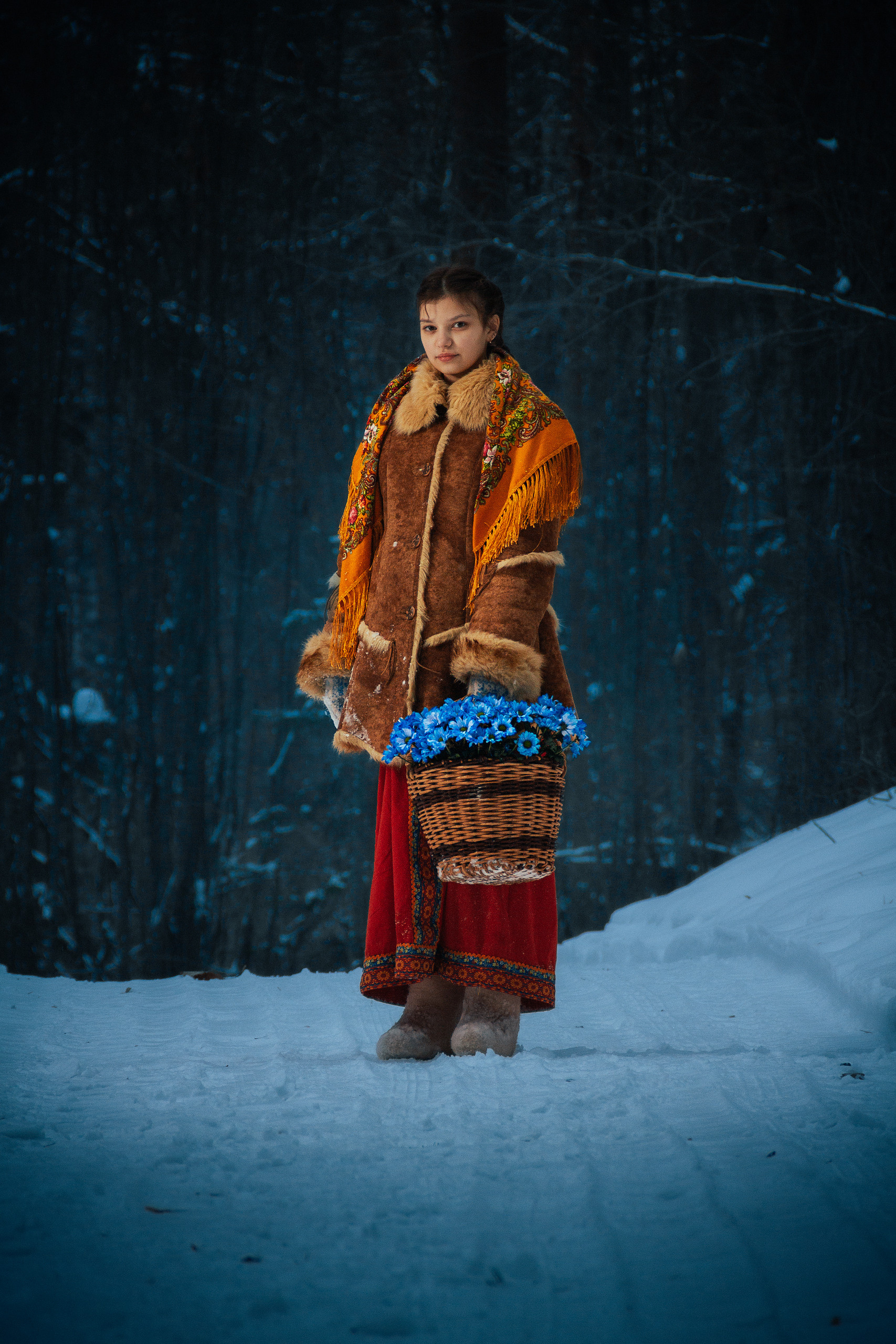 Девочка в сказочном лесу с цветами зимой