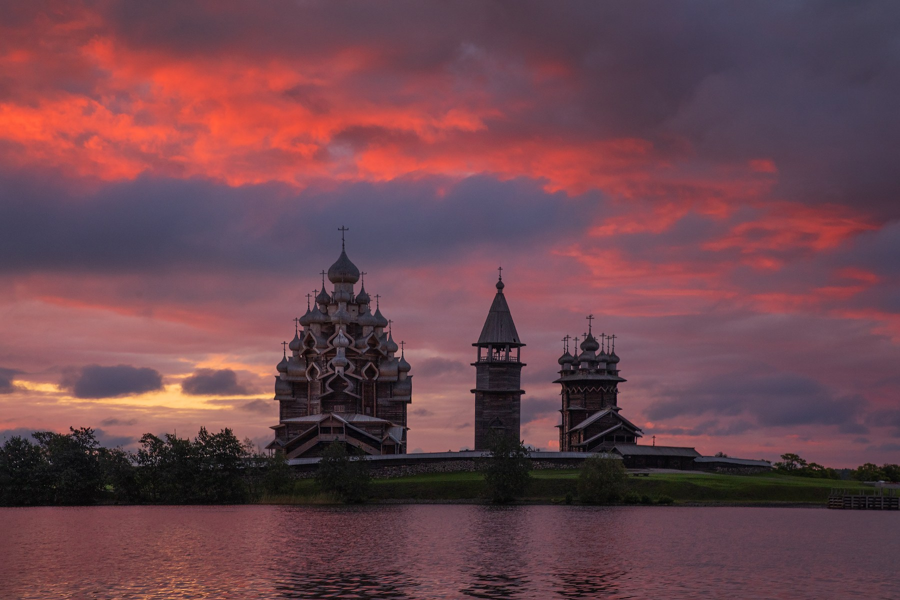 Русский Север, остров Кижи, Кижский погост, Преображенская церковь, колокольня и Покровская церковь, рассвет
