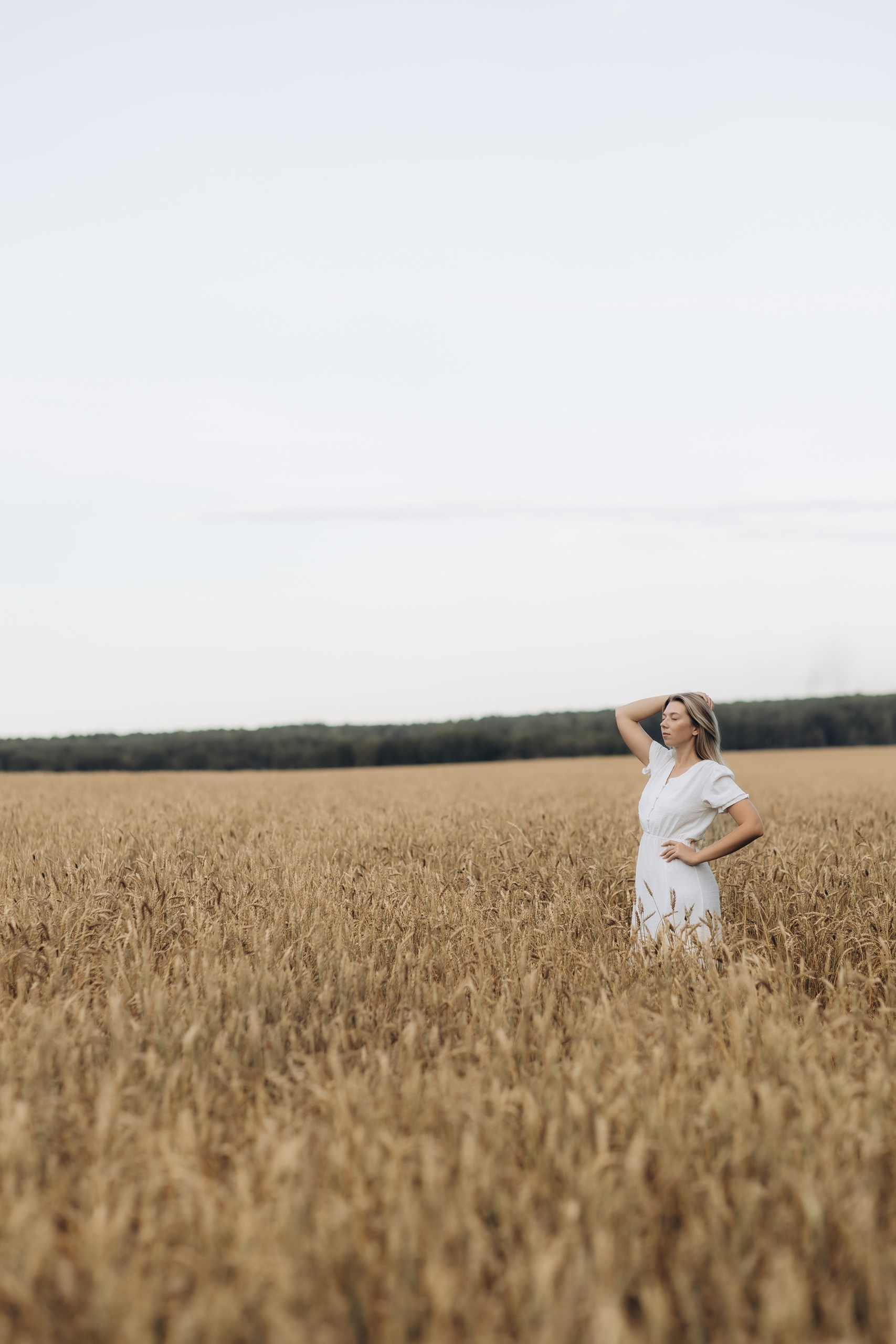 Женская фотосессия в пшеничном поле
