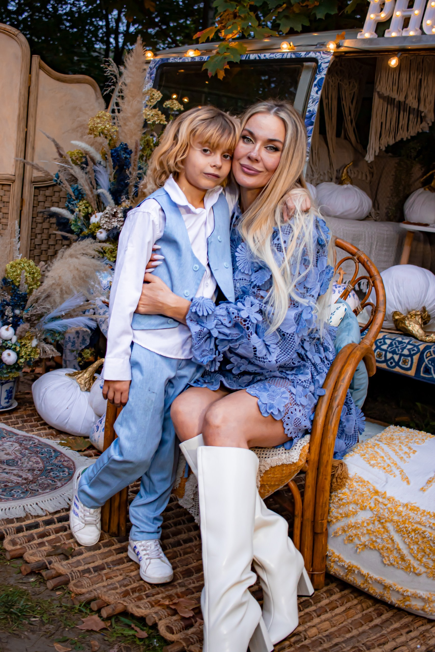 Семейная фотосессия на ярмарке, мама с ребёнком в голубых образах, фотограф Карасёва Елена