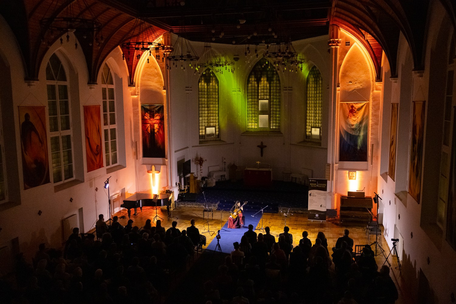 Дмитрий Бородаев и скрипач Алексей Неберикутин выступили на Гала-концерте фестиваля «Время гитары» в Англиканской церкви Святого Андрея. Дмитрий Бородаев