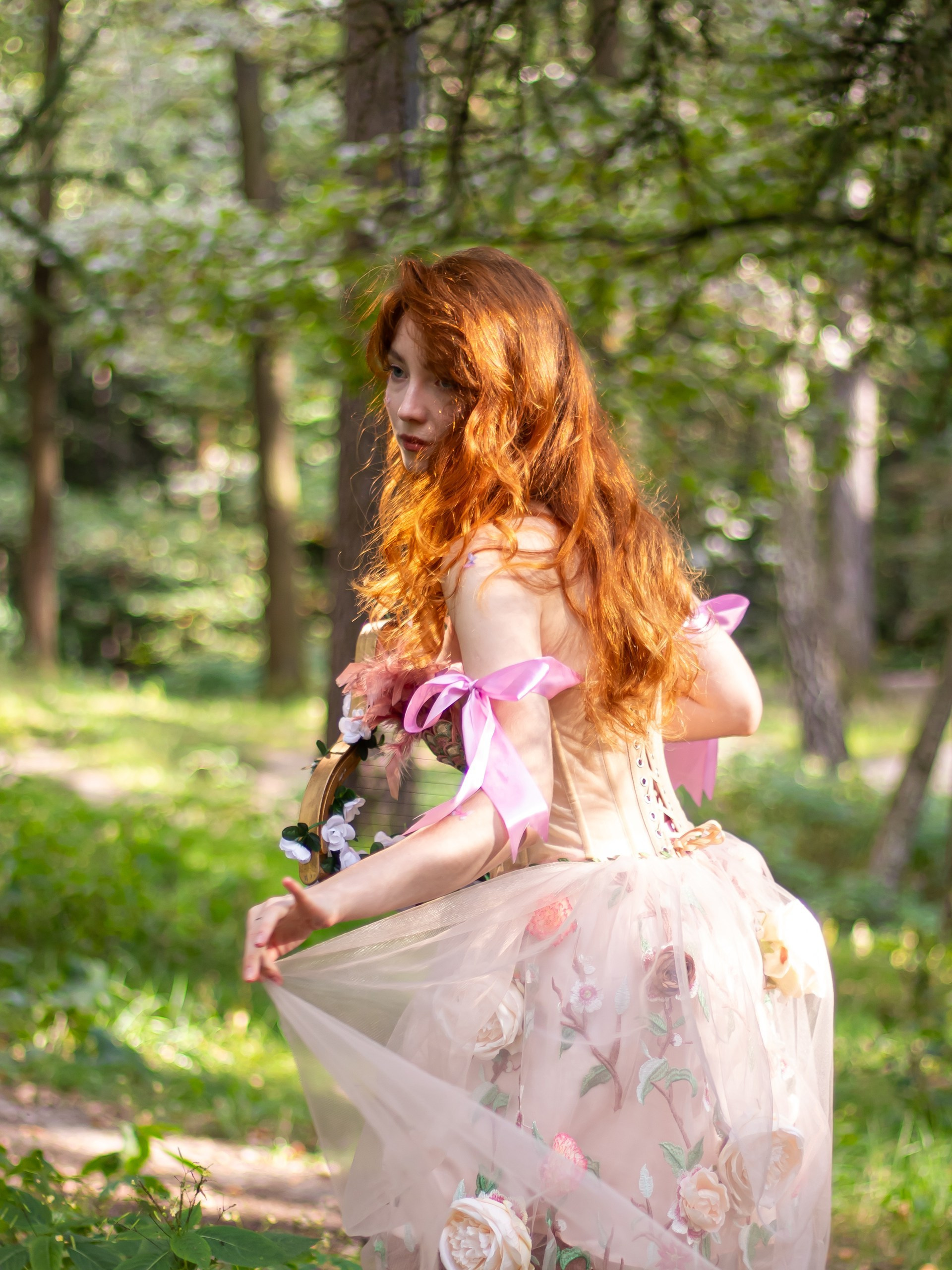 Портрет девушки среди зелени и цветов в лесу — фотограф Карасёва Елена