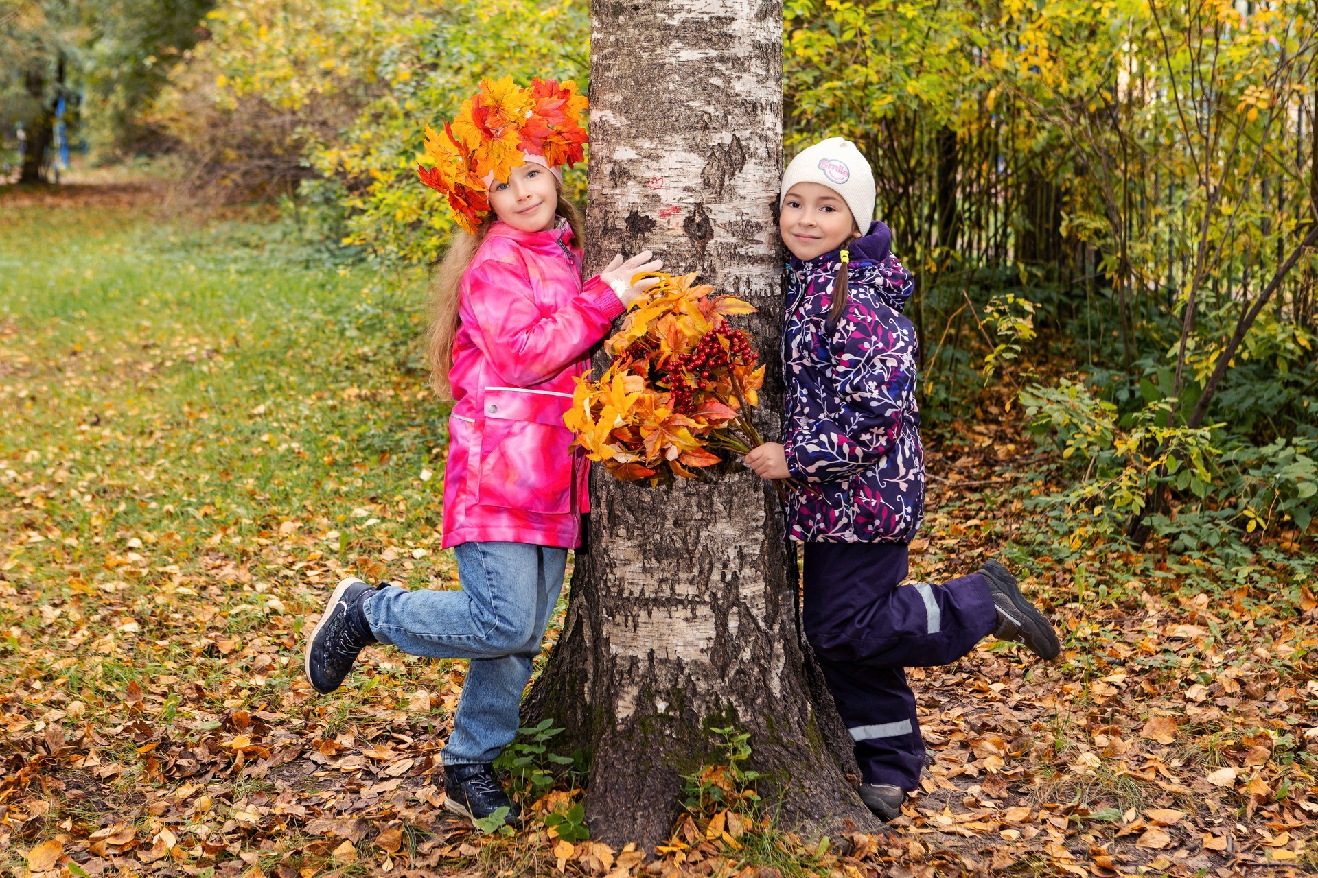 Фотосессия на выпускной альбом для детского сада: подружки в осеннем парке