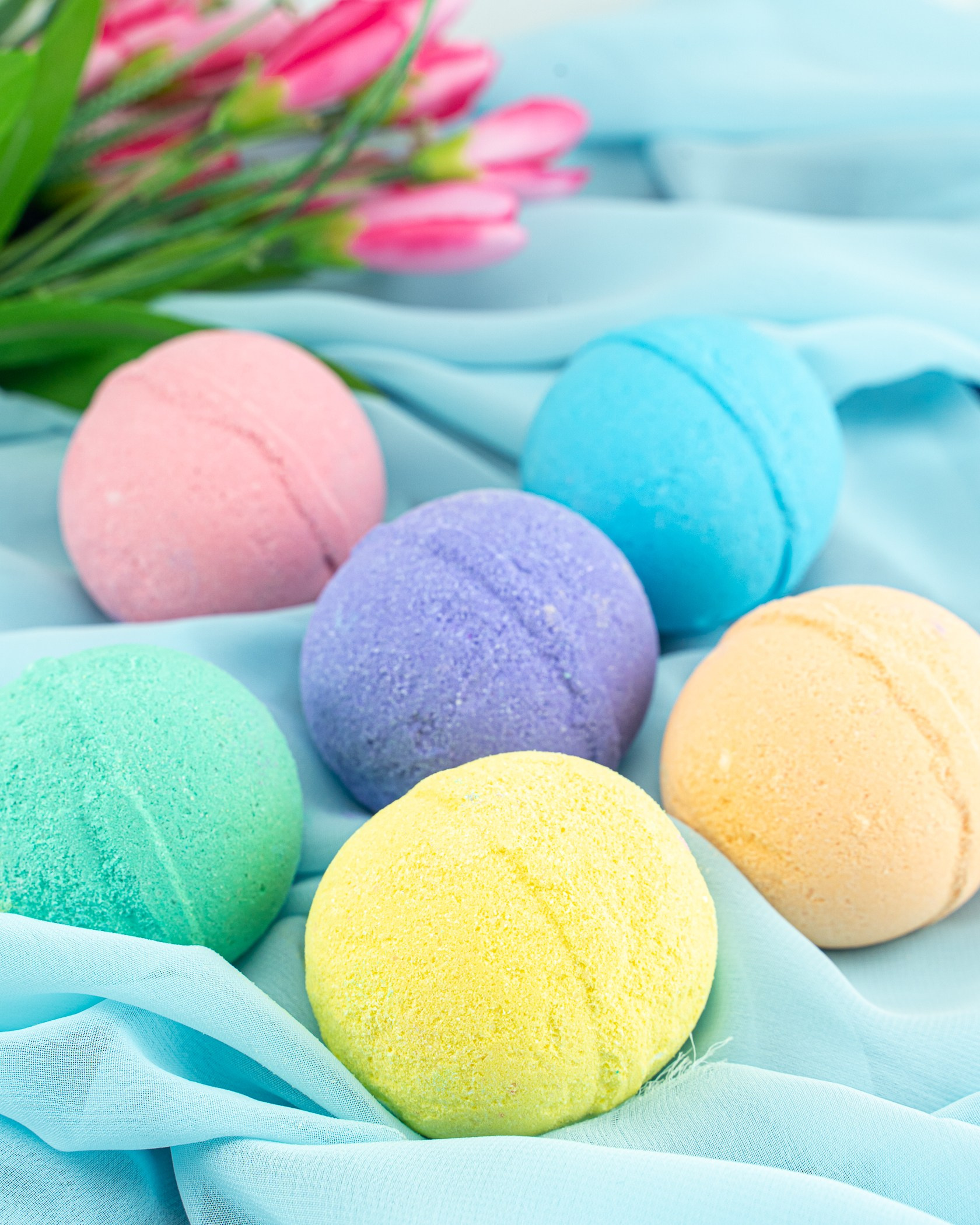Разноцветные бомбочки для ванны на имиджевой съемке для маркетплейсов