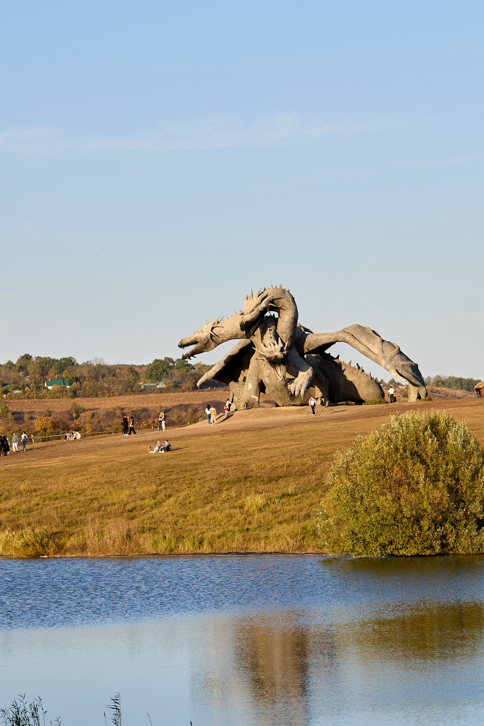 Вот она, та самая загадочная Кудыкина гора! Место сильное, красивое и очень гостеприимное. Отсюда, с вершины, открывается потрясающий вид на древний Дон. Кажется, будто стоишь на краю света, и перед тобой — вся великая история этой реки. Особенно волшебно здесь на закате, когда солнце окрашивает воду и небо в золотые и розовые края. Природа настоящая, степная, дышится очень легко. И вот среди этой природной мощи встречаешь удивительные рукотворные вещи. три богатыря сидят на поле. Отдыхают и ждут пока приготовится ужин. Или «Хоровод» на самой вершине. фигуры, взявшись за руки, словно охраняют покой этого места. Чувствуется какая-то особая сила и энергетика. Отличный повод задуматься о вечном и сделать классные кадры! Но главный сюрприз, ради которого многие и едут — ждёт в конце. Тот, кто даёт понять: вы действительно на Кудыкиной горе! Вот он, местный житель — огнедышащий Змей Горыныч. Теперь та самая поговорка «На Кудыкины горы воровать помидоры» звучит особенно смешно! Потому что с таким стражем ни о каких помидорах и речи быть не может. Его дело — охранять покой и устраивать по-настоящему огненное шоу на прощание. #dzen13 #желтаяшапочкаdz #кудыкинагора #тревел #змейгорыныч #топ